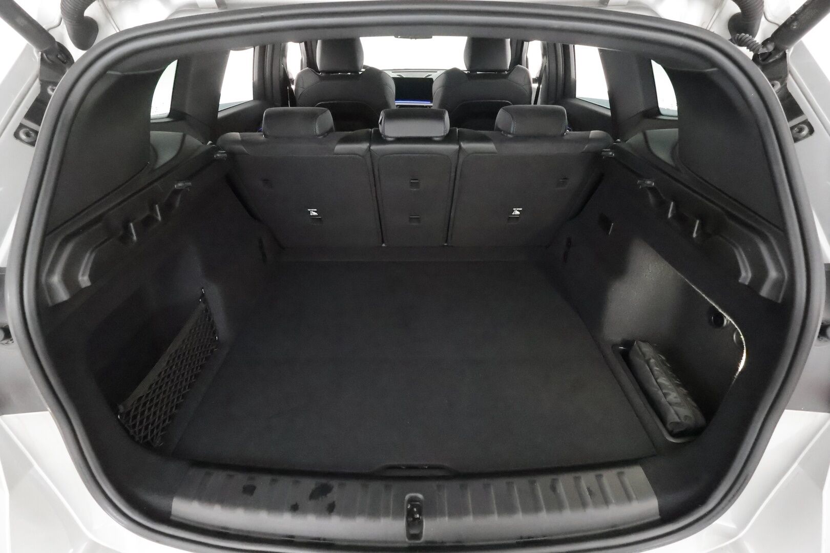 BMW IX1 2024 30 xDrive M Sport * ACC / Adapt.LED / Comfort Access / P.kamera / Koukku / Sähköluukku / Navi / Sporttipenkit / Akuston esilämmitys * - Kahdet renkaat aluvanteilla / Merkkihuollettu