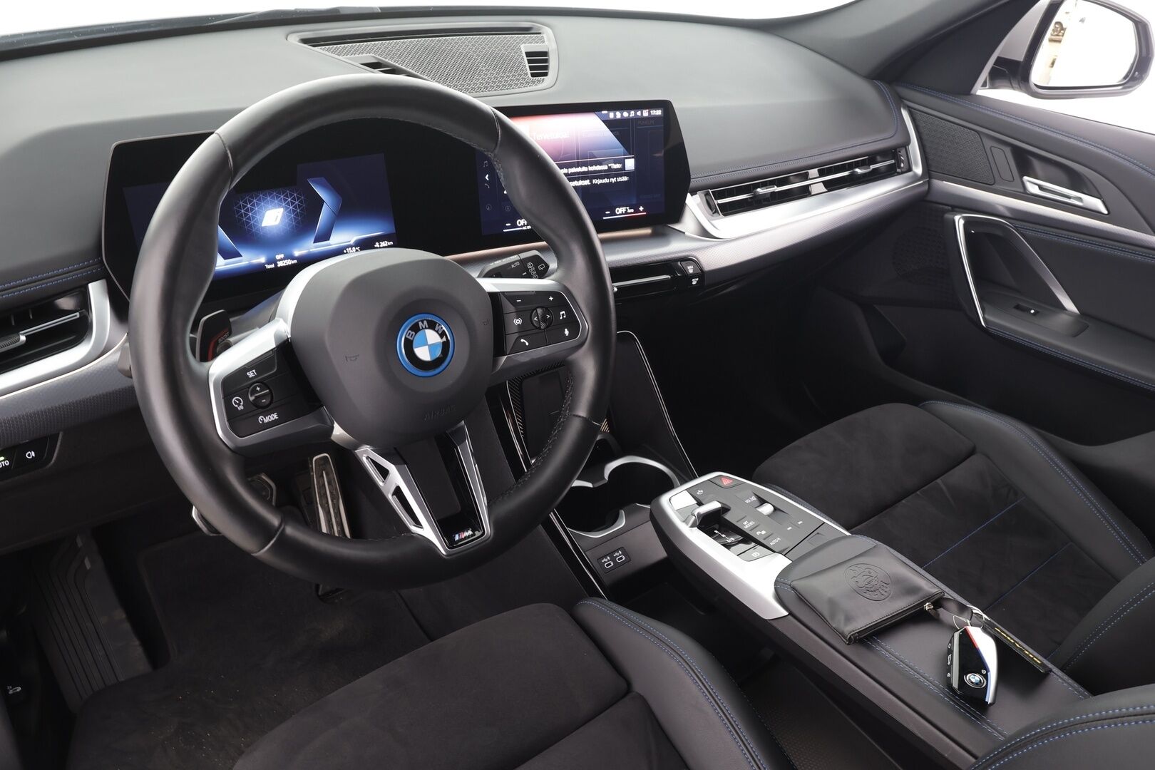 BMW IX1 2024 30 xDrive M Sport * ACC / Adapt.LED / Comfort Access / P.kamera / Koukku / Sähköluukku / Navi / Sporttipenkit / Akuston esilämmitys * - Kahdet renkaat aluvanteilla / Merkkihuollettu