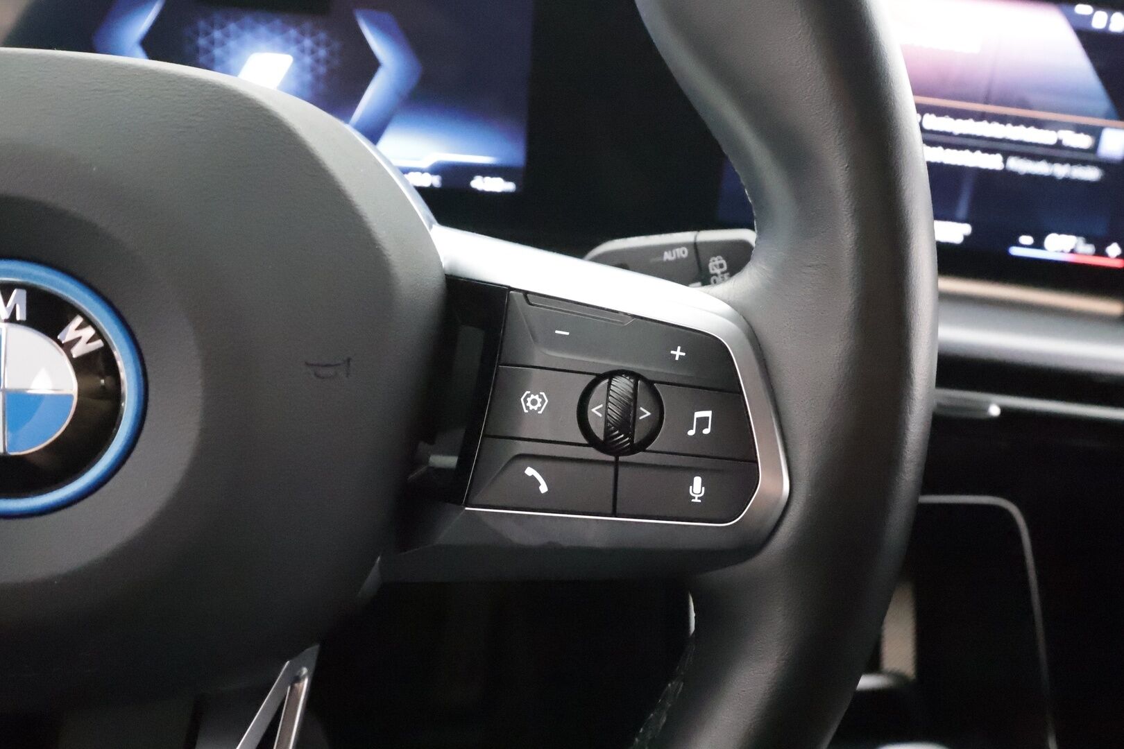 BMW IX1 2024 30 xDrive M Sport * ACC / Adapt.LED / Comfort Access / P.kamera / Koukku / Sähköluukku / Navi / Sporttipenkit / Akuston esilämmitys * - Akku kuntotarkastettu / Kahdet renkaat aluvanteilla / Merkkihuollettu - HULLUT AVAJAISHULINAT KORKOTARJOUS 3,29 %