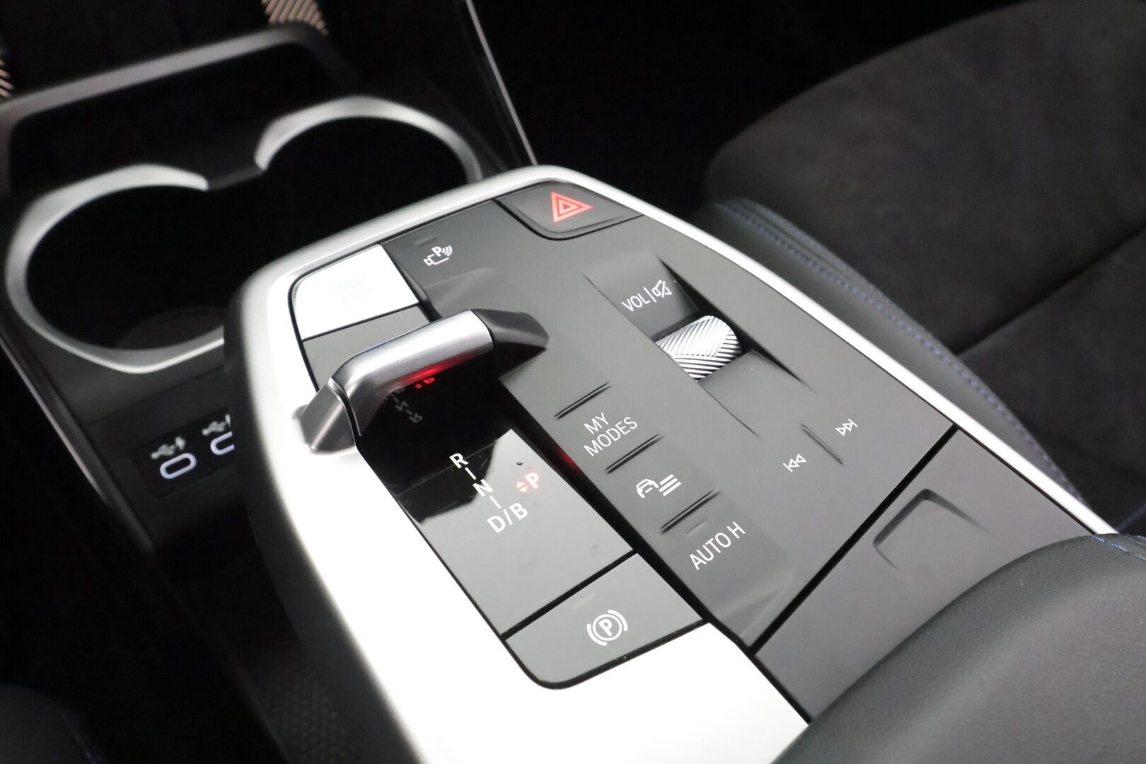 BMW IX1 2024 30 xDrive M Sport * ACC / Adapt.LED / Comfort Access / P.kamera / Koukku / Sähköluukku / Navi / Sporttipenkit / Akuston esilämmitys * - Akku kuntotarkastettu / Kahdet renkaat aluvanteilla / Merkkihuollettu - HULLUT AVAJAISHULINAT KORKOTARJOUS 3,29 %