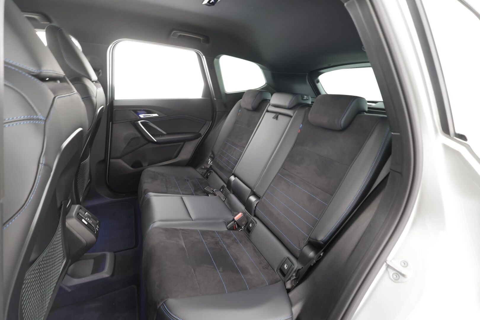 BMW IX1 2024 30 xDrive M Sport * ACC / Adapt.LED / Comfort Access / P.kamera / Koukku / Sähköluukku / Navi / Sporttipenkit / Akuston esilämmitys * - Kahdet renkaat aluvanteilla / Merkkihuollettu