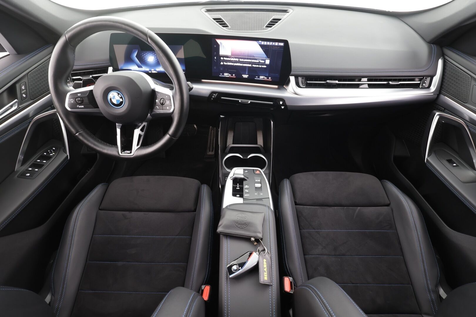 BMW IX1 2024 30 xDrive M Sport - | ACC | Adapt.LED | Comfort Access | P.kamera | Koukku | Sähköluukku | Navi | Sporttipenkit | Akuston esilämmitys | Akku kuntotarkastettu | Kahdet renkaat aluvanteilla | Merkkihuollettu |