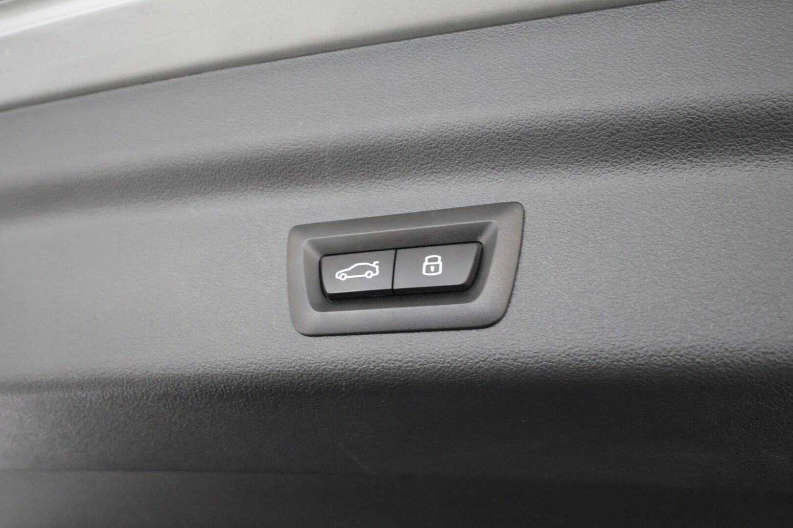 BMW IX1 2024 30 xDrive M Sport * ACC / Adapt.LED / Comfort Access / P.kamera / Koukku / Sähköluukku / Navi / Sporttipenkit / Akuston esilämmitys * - Kahdet renkaat aluvanteilla / Merkkihuollettu