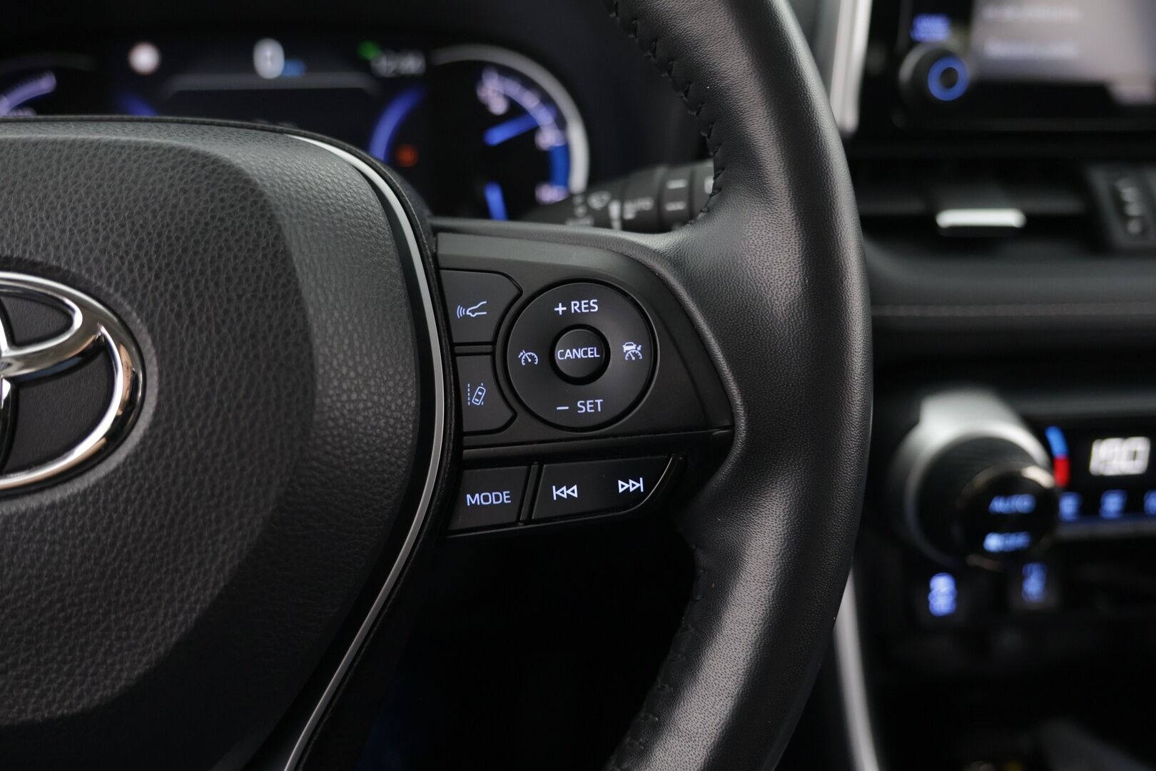 TOYOTA RAV4 2022 2.5 Hybrid AWD-i Active ** ACC / P.Kamera / Lämmitettävä tuulilasi / 2x vanteet * - HULLUT AVAJAISHULINAT KORKOTARJOUS 3,29 %