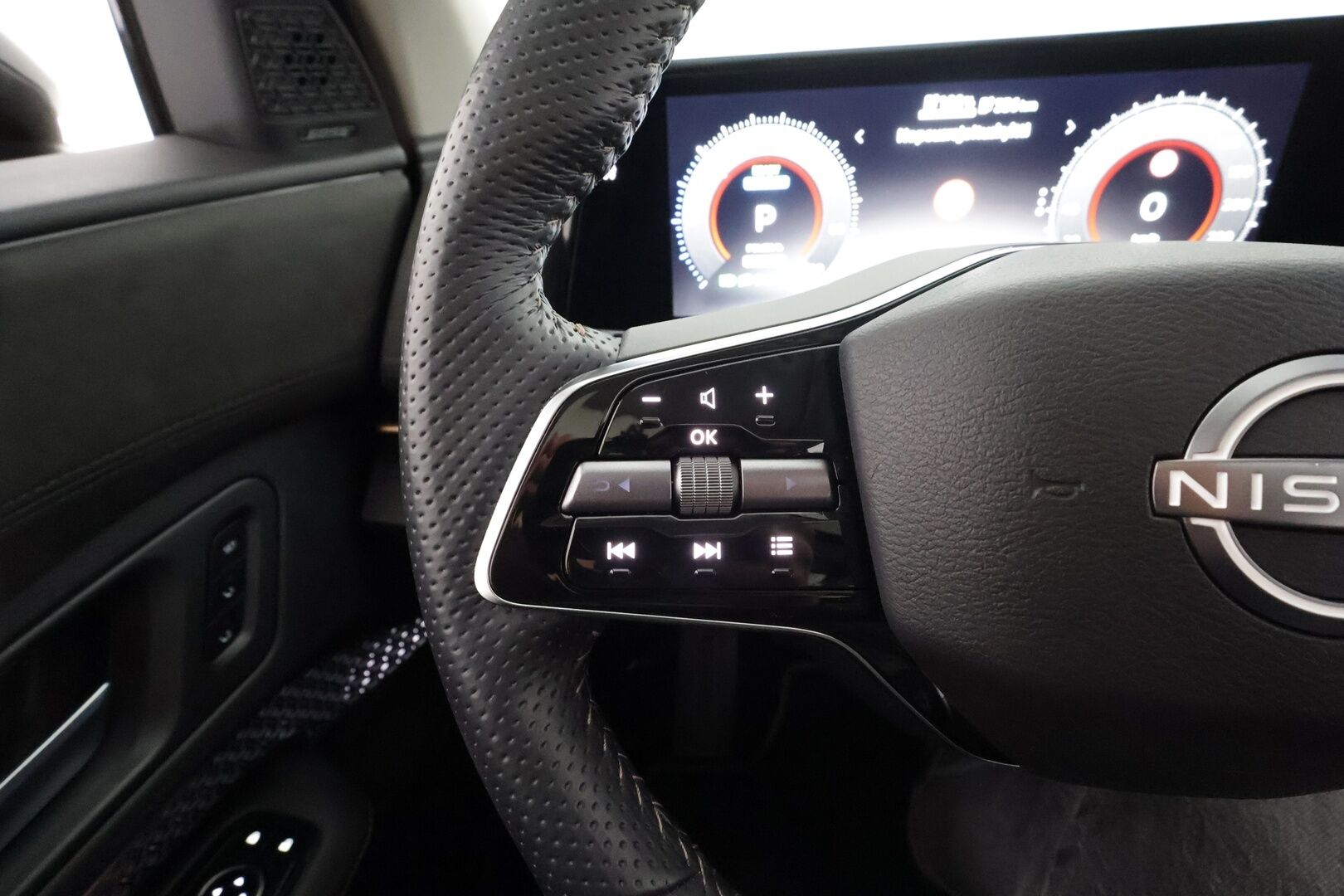 NISSAN ARIYA 2023 87kWh Evolve 2WD 22kw charger * Lämpöpumppu / Bose Audio / Adapt.Vakkari / Panoraama / HUD / Muistipenkit / LED - Merkkihuollot / Akku kuntotarkastettu SoH 98,9% / 2x Latauskaapelit / Kahdet renkaat aluvanteilla / Supervarusteet! - HULLUT AVAJAISHULINAT KORKOTARJOUS 3,29 %