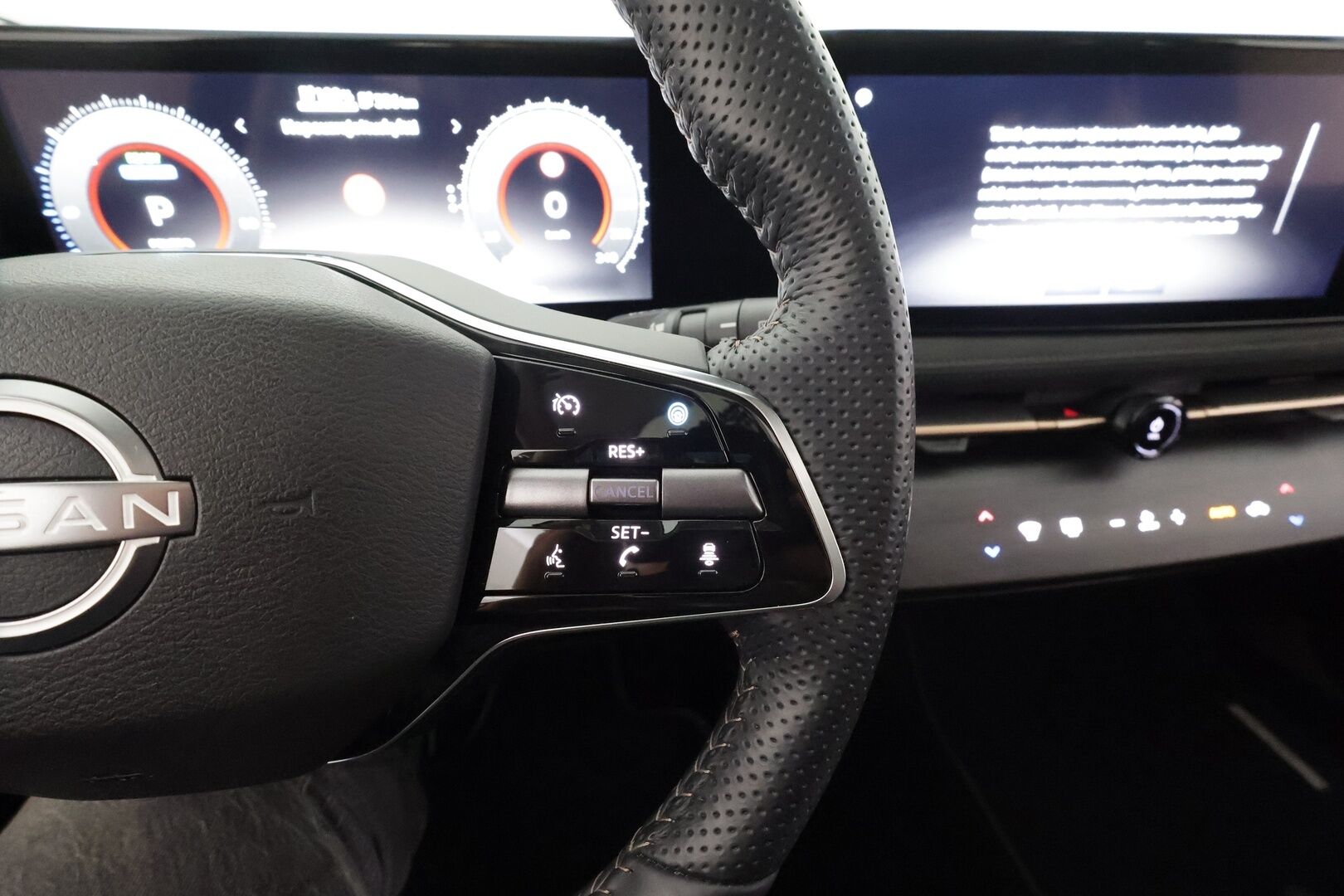 NISSAN ARIYA 2023 87kWh Evolve 2WD 22kw charger * Lämpöpumppu / Bose Audio / Adapt.Vakkari / Panoraama / HUD / Muistipenkit / LED - Merkkihuollot / Akku kuntotarkastettu SoH 98,9% / 2x Latauskaapelit / Kahdet renkaat aluvanteilla / Supervarusteet! - HULLUT AVAJAISHULINAT KORKOTARJOUS 3,29 %