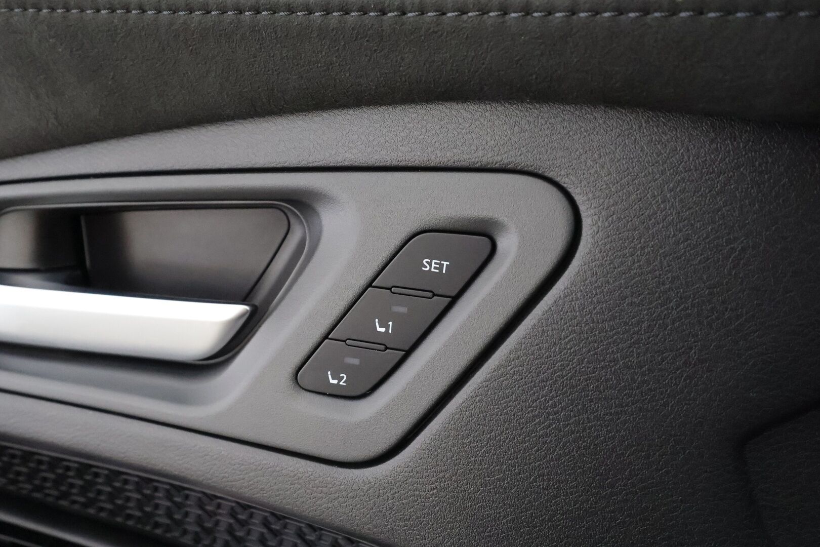 NISSAN ARIYA 2023 87kWh Evolve 2WD 22kw charger * Lämpöpumppu / Bose Audio / Adapt.Vakkari / Panoraama / HUD / Muistipenkit / LED - Merkkihuollot / Akku kuntotarkastettu SoH 98,9% / 2x Latauskaapelit / Kahdet renkaat aluvanteilla / Supervarusteet! - HULLUT AVAJAISHULINAT KORKOTARJOUS 3,29 %