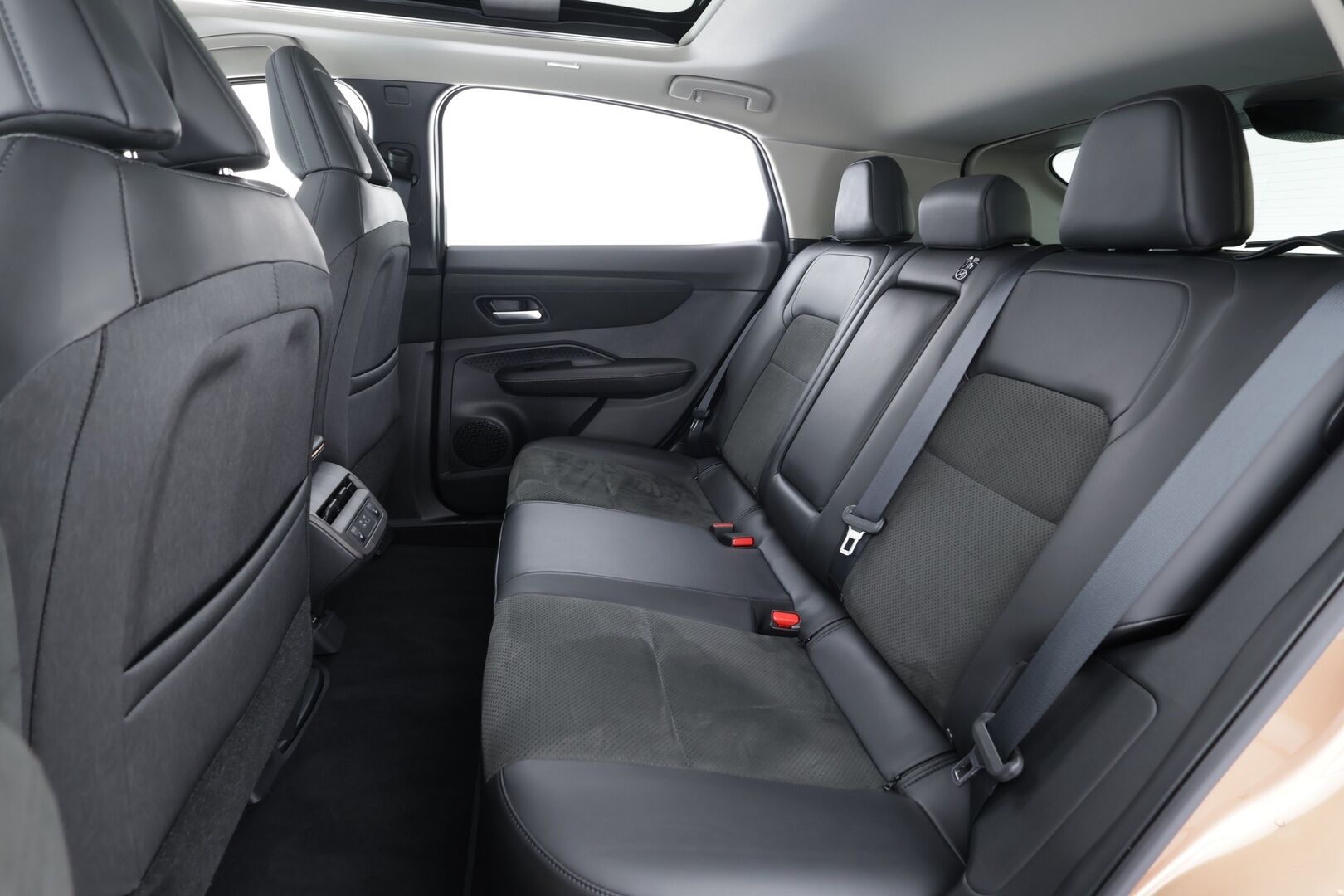 NISSAN ARIYA 2023 87kWh Evolve 2WD 22kw charger * Lämpöpumppu / Bose Audio / Adapt.Vakkari / Panoraama / HUD / Muistipenkit / LED - Merkkihuollot / Akku kuntotarkastettu SoH 98,9% / 2x Latauskaapelit / Kahdet renkaat aluvanteilla / Supervarusteet! - HULLUT AVAJAISHULINAT KORKOTARJOUS 3,29 %