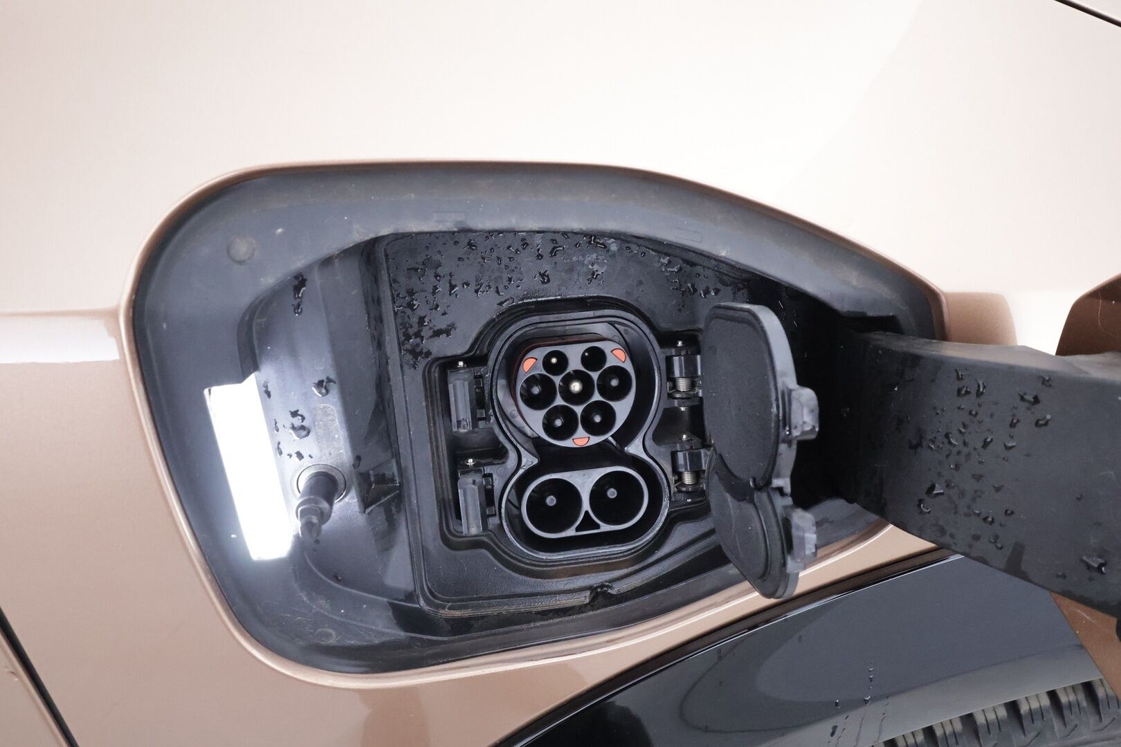 NISSAN ARIYA 2023 87kWh Evolve 2WD 22kw charger * Lämpöpumppu / Bose Audio / Adapt.Vakkari / Panoraama / HUD / Muistipenkit / LED - Merkkihuollot / Akku kuntotarkastettu SoH 98,9% / 2x Latauskaapelit / Kahdet renkaat aluvanteilla / Supervarusteet! - HULLUT AVAJAISHULINAT KORKOTARJOUS 3,29 %