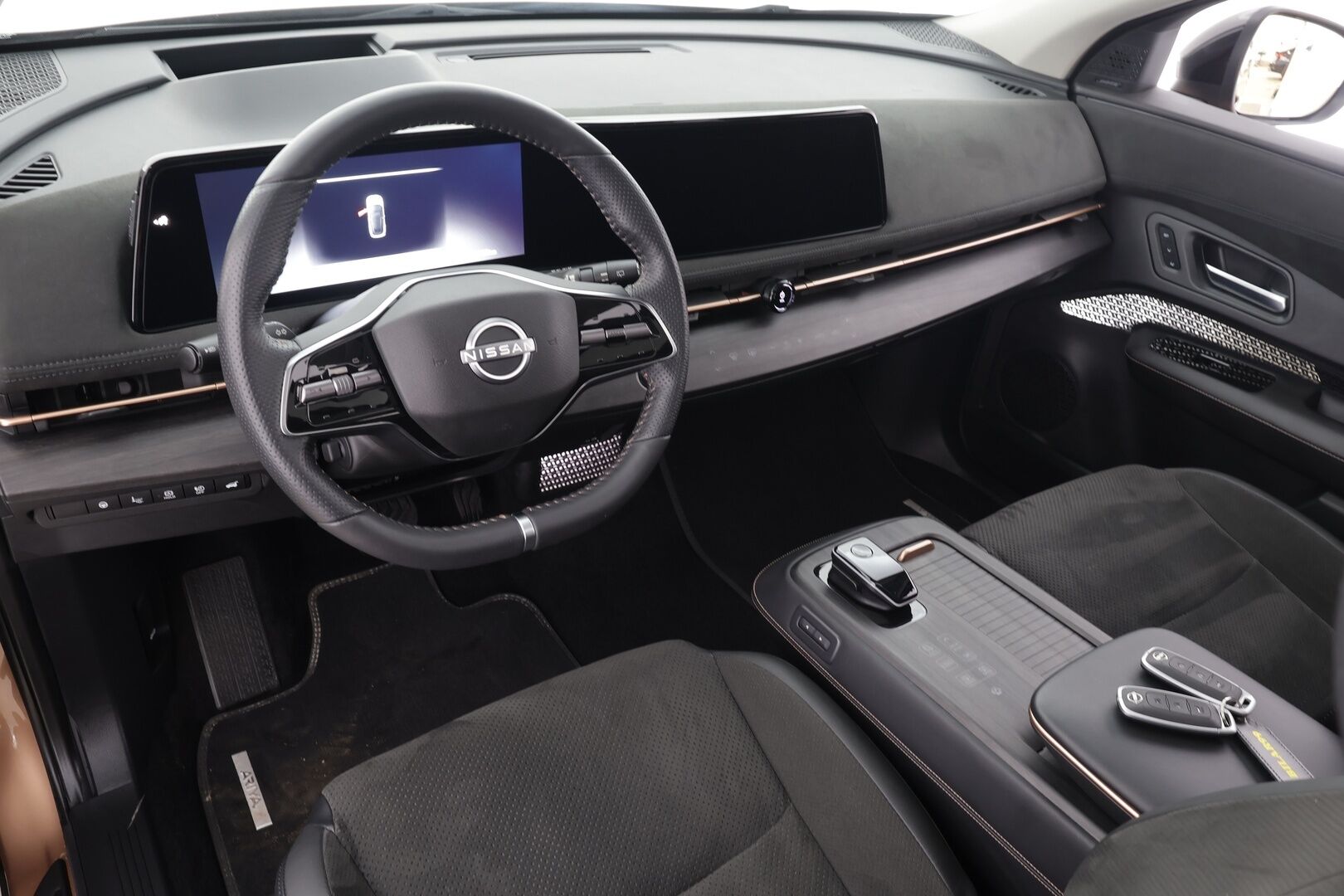 NISSAN ARIYA 2023 87kWh Evolve 2WD 22kw charger * Lämpöpumppu / Bose Audio / Adapt.Vakkari / Panoraama / HUD / Muistipenkit / LED - Merkkihuollot / Akku kuntotarkastettu SoH 98,9% / 2x Latauskaapelit / Kahdet renkaat aluvanteilla / Supervarusteet! - HULLUT AVAJAISHULINAT KORKOTARJOUS 3,29 %