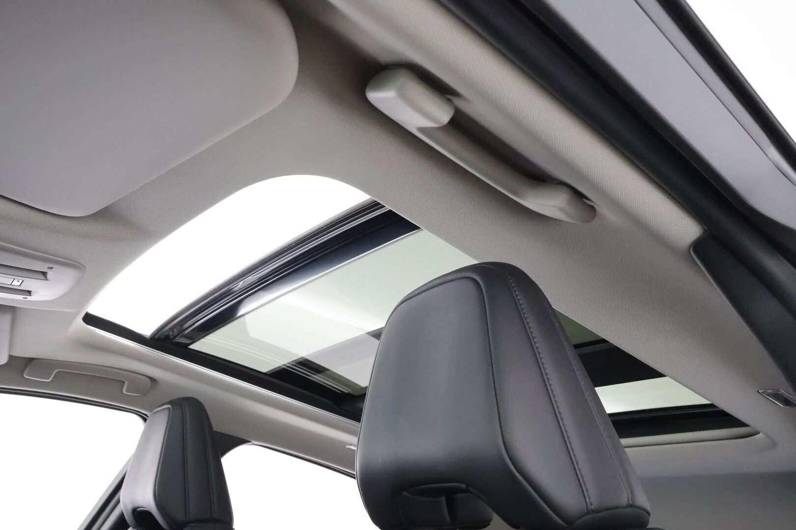 NISSAN ARIYA 2023 87kWh Evolve 2WD 22kw charger * Lämpöpumppu / Bose Audio / Adapt.Vakkari / Panoraama / HUD / Muistipenkit / LED - Merkkihuollot / Akku kuntotarkastettu SoH 98,9% / 2x Latauskaapelit / Kahdet renkaat aluvanteilla / Supervarusteet! - HULLUT AVAJAISHULINAT KORKOTARJOUS 3,29 %