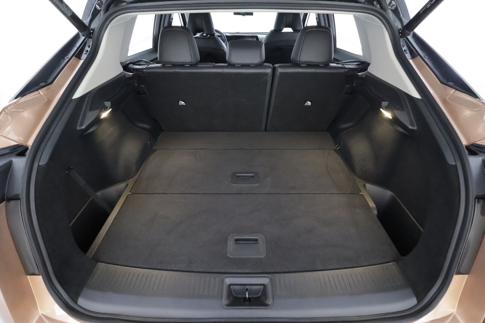 NISSAN ARIYA 2023 87kWh Evolve 2WD 22kw charger * Lämpöpumppu / Bose Audio / Adapt.Vakkari / Panoraama / HUD / Muistipenkit / LED - Merkkihuollot / Akku kuntotarkastettu SoH 98,9% / 2x Latauskaapelit / Kahdet renkaat aluvanteilla / Supervarusteet! - HULLUT AVAJAISHULINAT KORKOTARJOUS 3,29 %