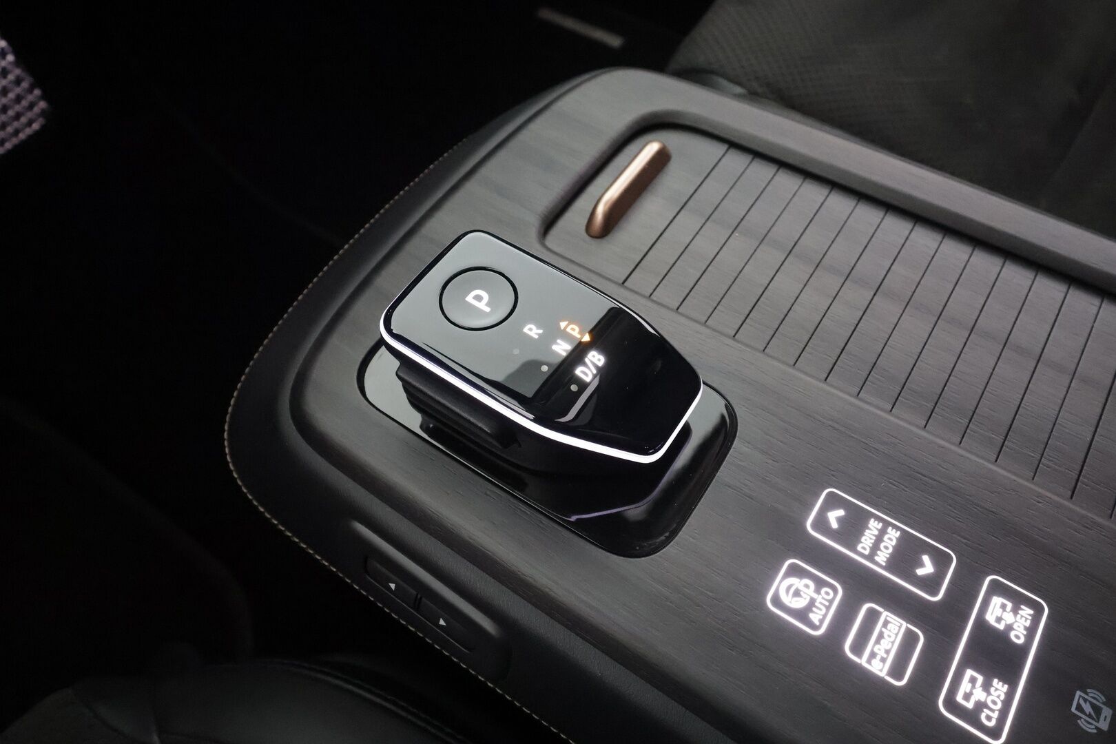 NISSAN ARIYA 2023 87kWh Evolve 2WD 22kw charger * Lämpöpumppu / Bose Audio / Adapt.Vakkari / Panoraama / HUD / Muistipenkit / LED - Merkkihuollot / Akku kuntotarkastettu SoH 98,9% / 2x Latauskaapelit / Kahdet renkaat aluvanteilla / Supervarusteet! - HULLUT AVAJAISHULINAT KORKOTARJOUS 3,29 %