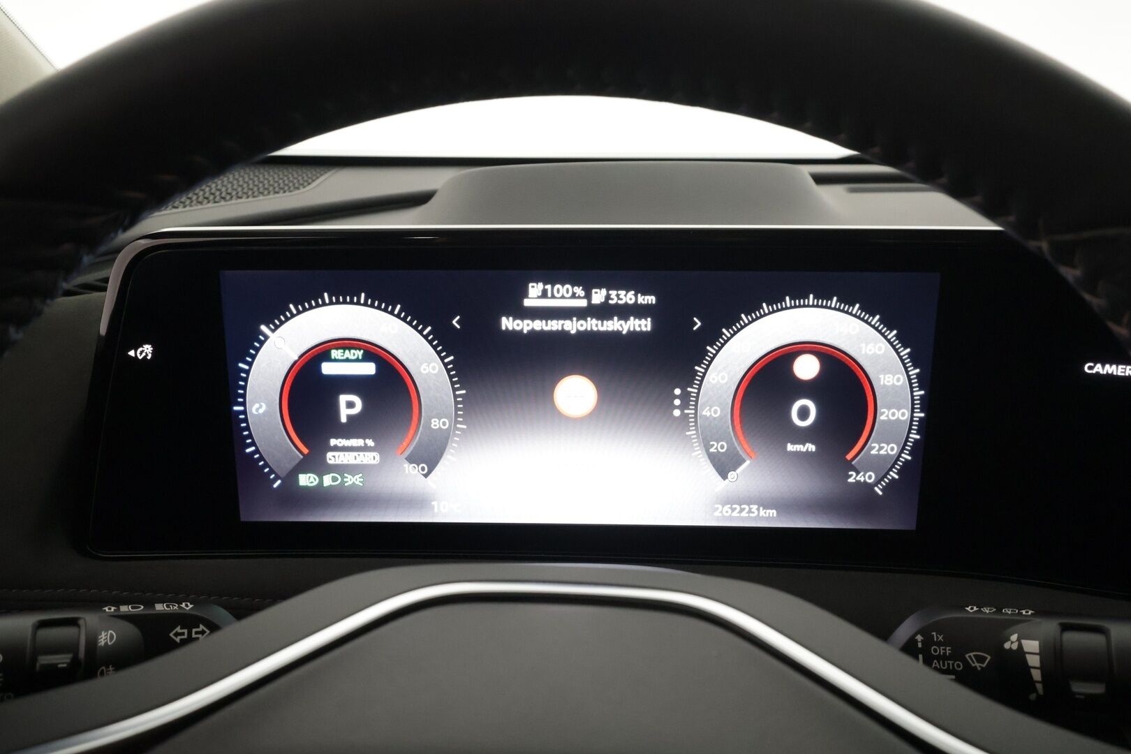 NISSAN ARIYA 2023 87kWh Evolve 2WD 22kw charger * Lämpöpumppu / Bose Audio / Adapt.Vakkari / Panoraama / HUD / Muistipenkit / LED - Merkkihuollot / Akku kuntotarkastettu SoH 98,9% / 2x Latauskaapelit / Kahdet renkaat aluvanteilla / Supervarusteet! - HULLUT AVAJAISHULINAT KORKOTARJOUS 3,29 %