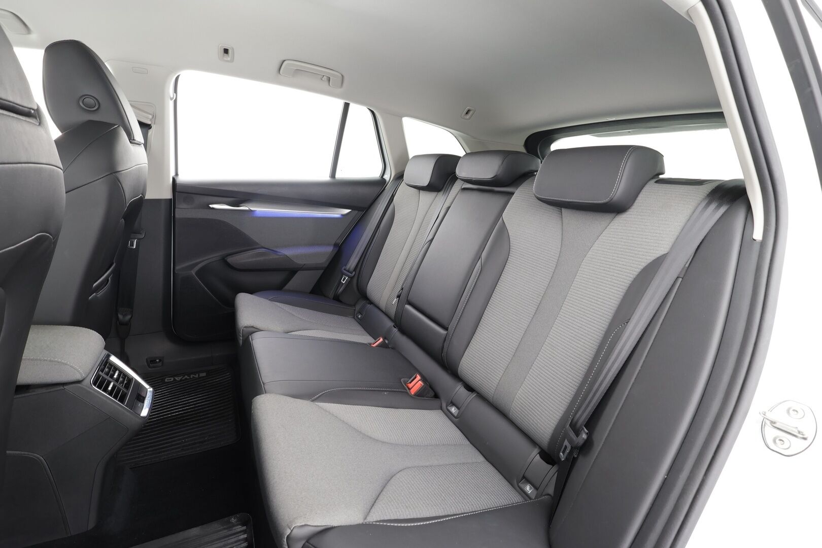 SKODA ENYAQ 2022 80iV / ACC / ILP / P.kamera / Keyless / Apple&Android / Digimittaristo / LED /  3-alueinen ilmastointi * - Merkkihuollettu /  Kahdet Renkaat