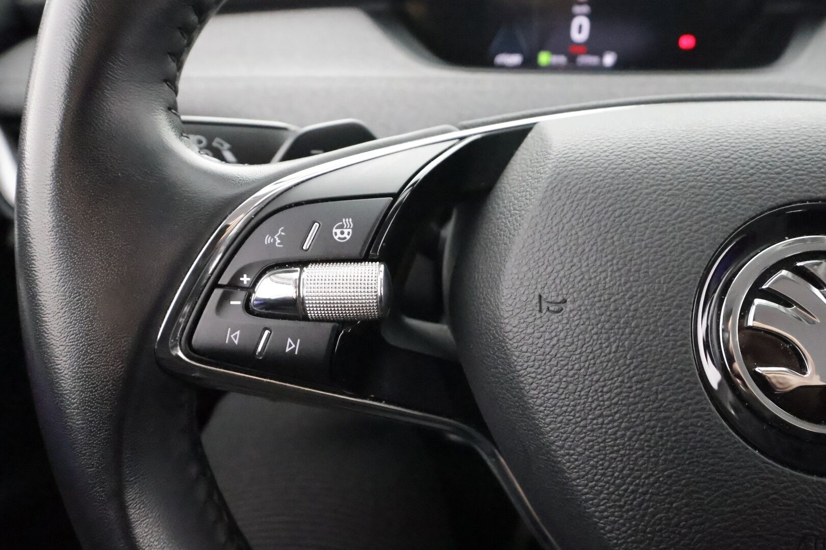 SKODA ENYAQ 2022 80iV / ACC / ILP / P.kamera / Keyless / Apple&Android / Digimittaristo / LED /  3-alueinen ilmastointi * - Merkkihuollettu /  Kahdet Renkaat