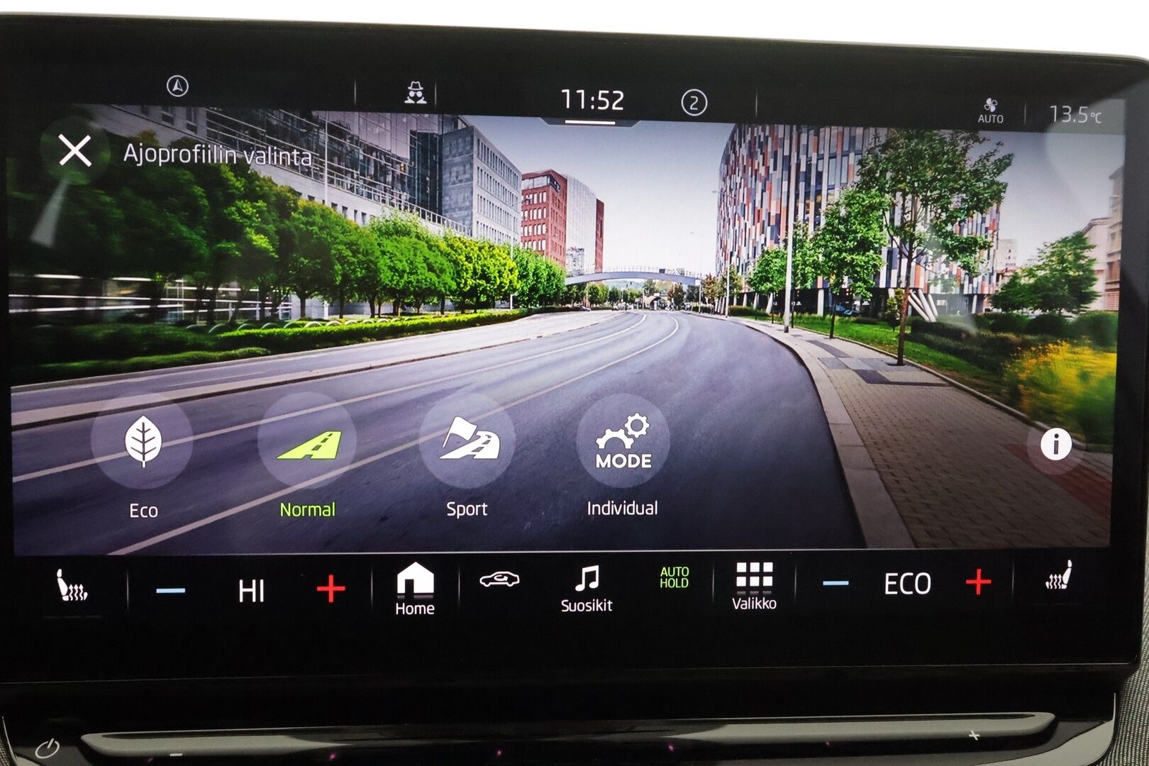 SKODA ENYAQ 2022 80iV / ACC / ILP / P.kamera / Keyless / Apple&Android / Digimittaristo / LED /  3-alueinen ilmastointi * - Merkkihuollettu /  Kahdet Renkaat