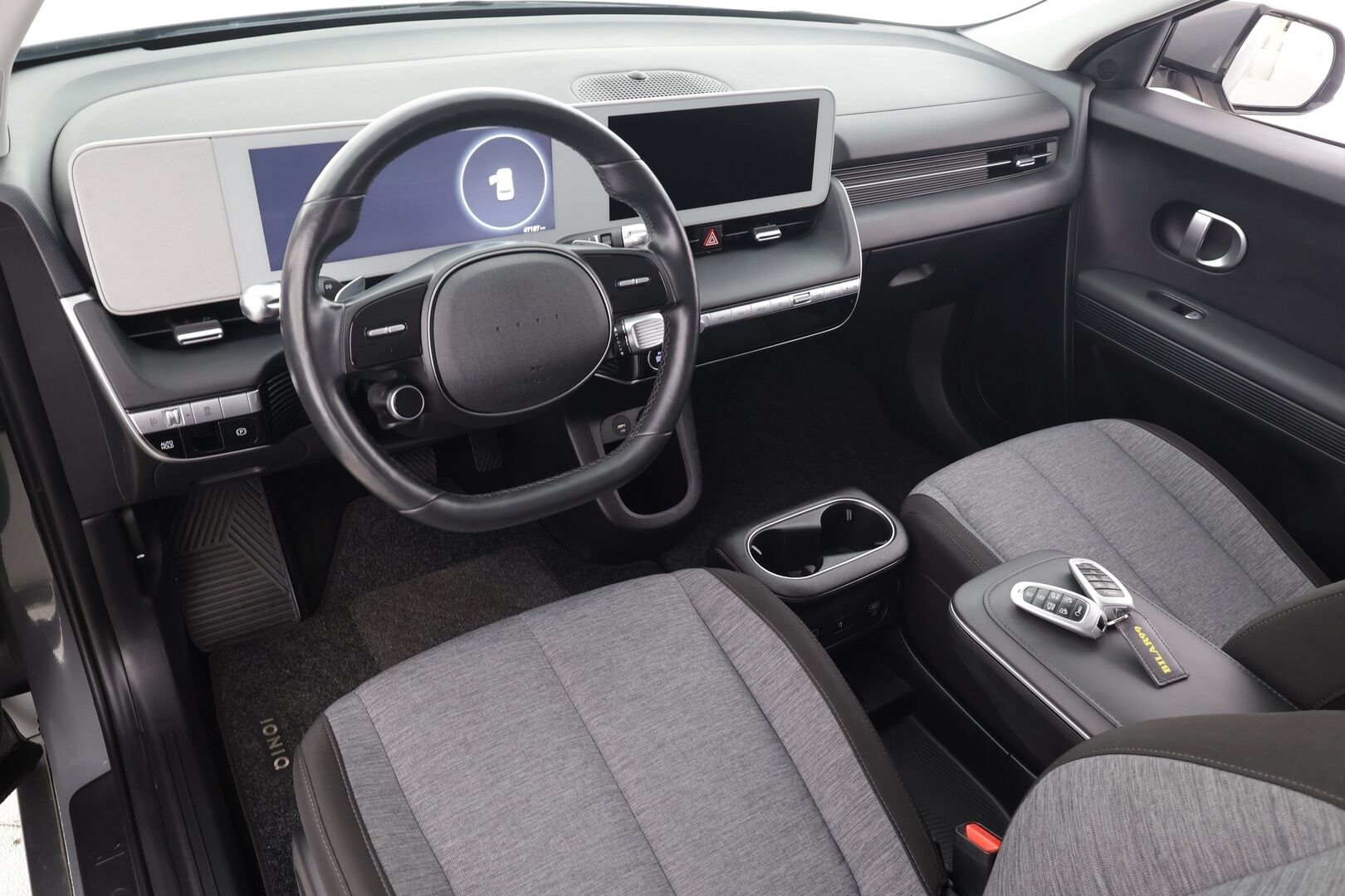 HYUNDAI IONIQ 5 2023 73 kWh 305 hv AWD Style * Lämpöpumppu / Vetokoukku / Adapt.Vakkari / Peruutuskamera / LED / Sähköpenkki / Navi / KeyLess - Merkkihuollettu / Akku kuntotarkastettu SoH 97,7% - HULLUT AVAJAISHULINAT KORKOTARJOUS 3,29 %