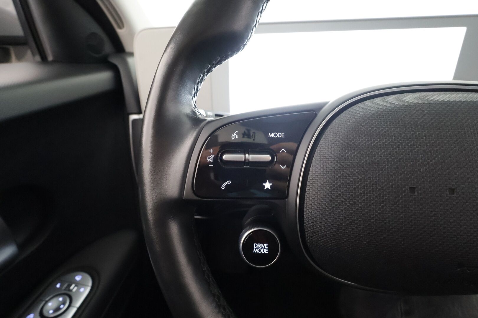 HYUNDAI IONIQ 5 2023 73 kWh 305 hv AWD Style * Lämpöpumppu / Vetokoukku / Adapt.Vakkari / Peruutuskamera / LED / Sähköpenkki / Navi / KeyLess - Merkkihuollettu / Akku kuntotarkastettu SoH 97,7% - HULLUT AVAJAISHULINAT KORKOTARJOUS 3,29 %