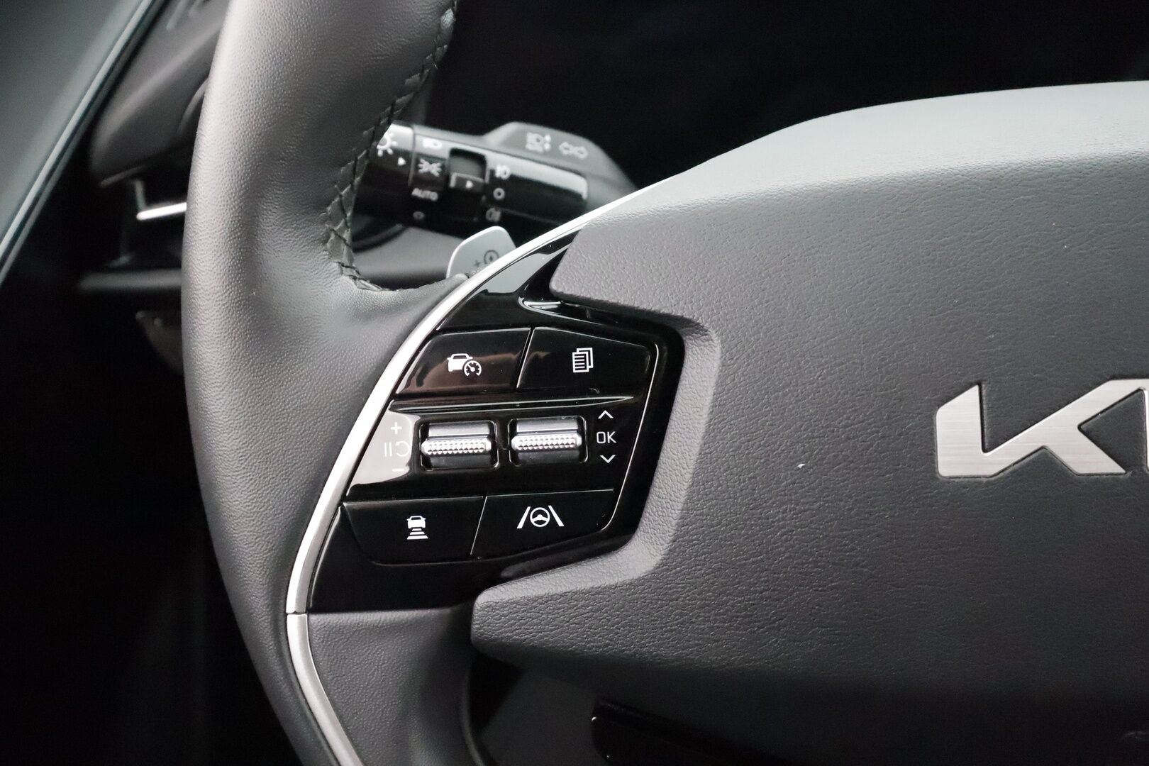 KIA NIRO 2023 Vision * ACC / P.kamera / ILP / Koukku / Navi / LED / Sähköpenkki / Keyless * - Kahdet renkaat aluvanteilla / Merkkihuollettu