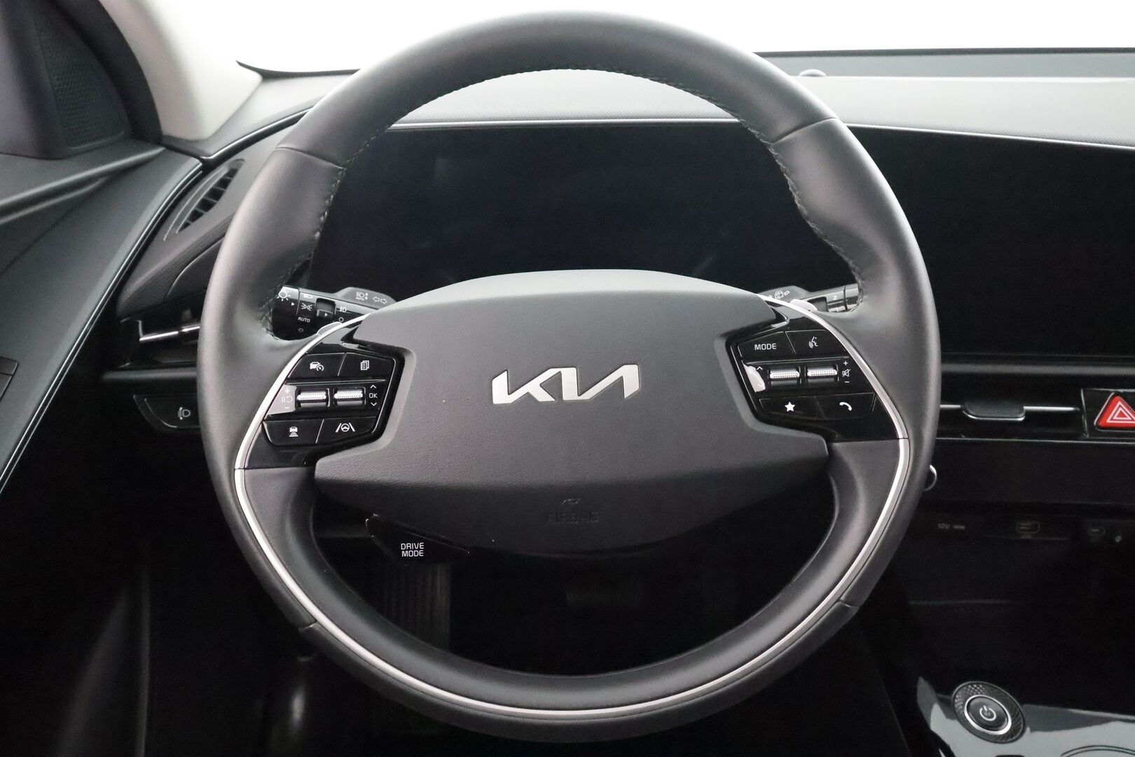 KIA NIRO 2023 Vision * ACC / P.kamera / ILP / Koukku / Navi / LED / Sähköpenkki / Keyless * - Kahdet renkaat aluvanteilla / Merkkihuollettu