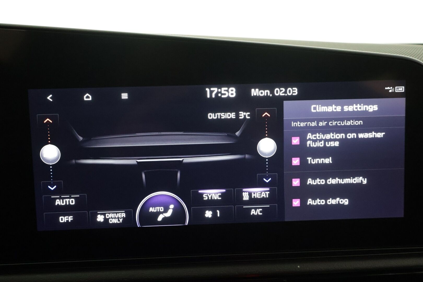 KIA NIRO 2023 Vision * ACC / P.kamera / ILP / Koukku / Navi / LED / Sähköpenkki / Keyless * - Kahdet renkaat aluvanteilla / Merkkihuollettu