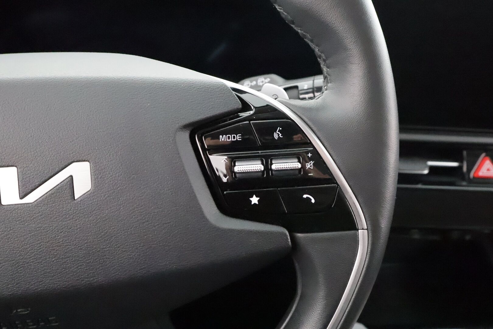 KIA NIRO 2023 Vision * ACC / P.kamera / ILP / Koukku / Navi / LED / Sähköpenkki / Keyless * - Kahdet renkaat aluvanteilla / Merkkihuollettu