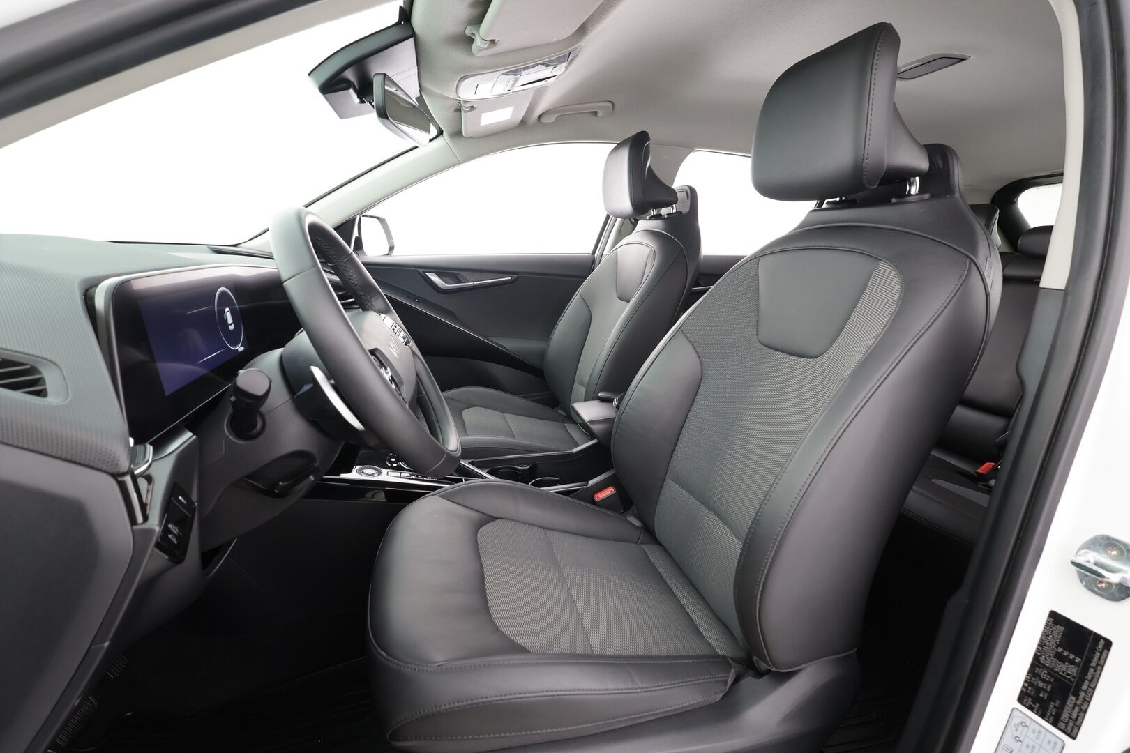 KIA NIRO 2023 Vision * ACC / P.kamera / ILP / Koukku / Navi / LED / Sähköpenkki / Keyless * - Kahdet renkaat aluvanteilla / Merkkihuollettu