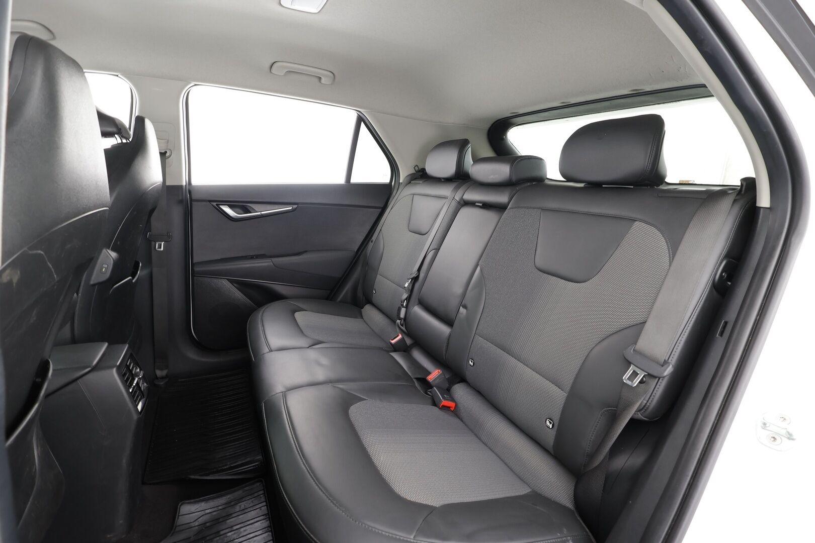 KIA NIRO 2023 Vision * ACC / P.kamera / ILP / Koukku / Navi / LED / Sähköpenkki / Keyless * - Kahdet renkaat aluvanteilla / Merkkihuollettu