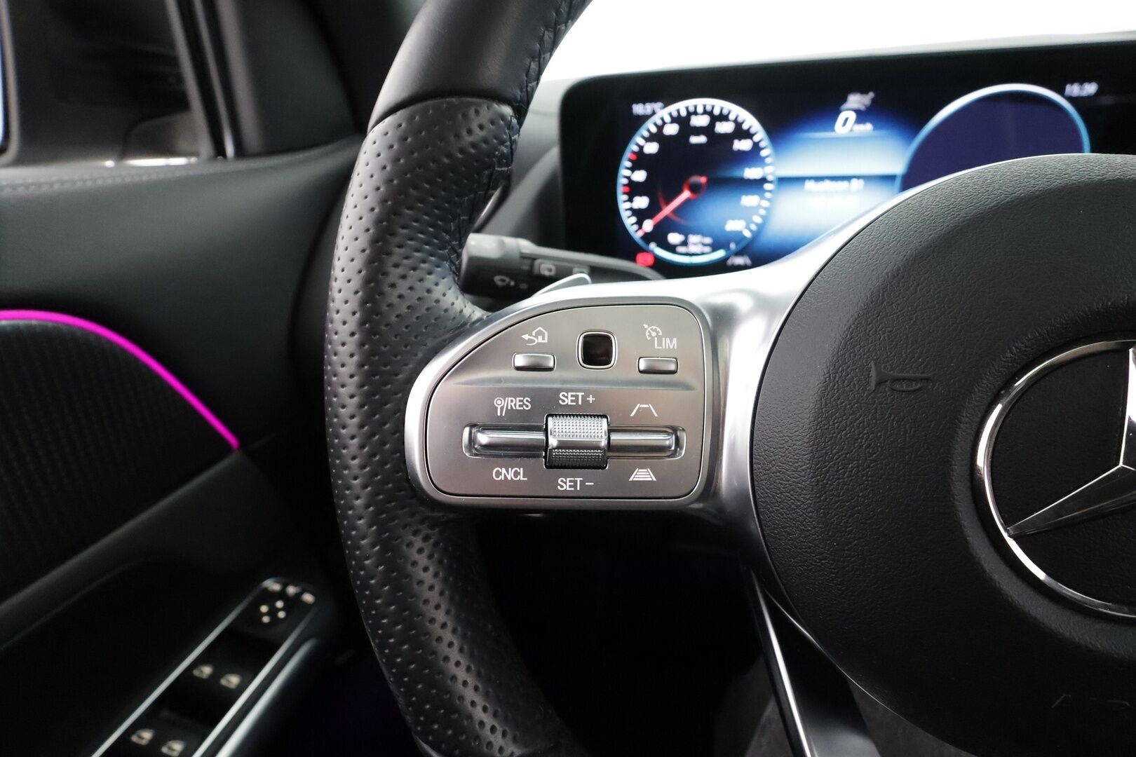 MERCEDES-BENZ EQA 2022 350 4Matic Electric Art  * Distronic Plus / HUD / Panorama / Koukku / Muistipenkki / LED High performance *