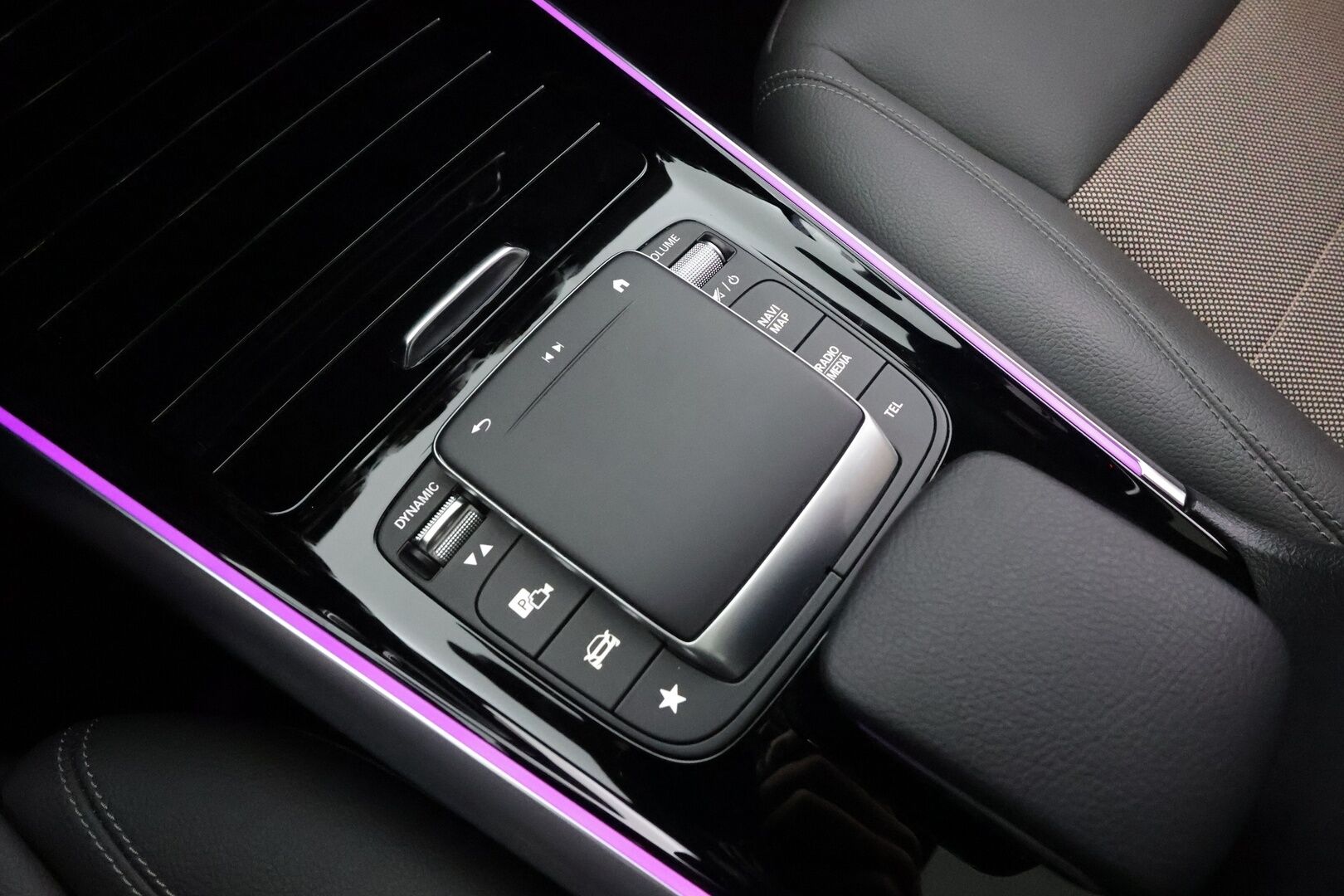 MERCEDES-BENZ EQA 2022 350 4Matic Electric Art  * Distronic Plus / HUD / Panorama / Koukku / Muistipenkki / LED High performance *