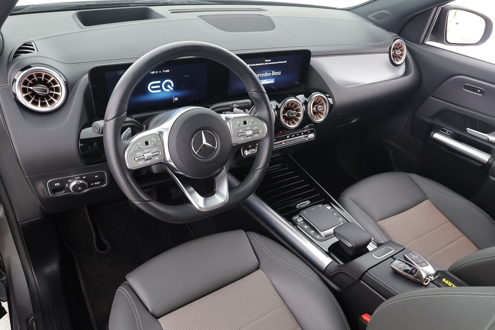 MERCEDES-BENZ EQA 2022 350 4Matic Electric Art  * Distronic Plus / HUD / Panorama / Koukku / Muistipenkki / LED High performance *