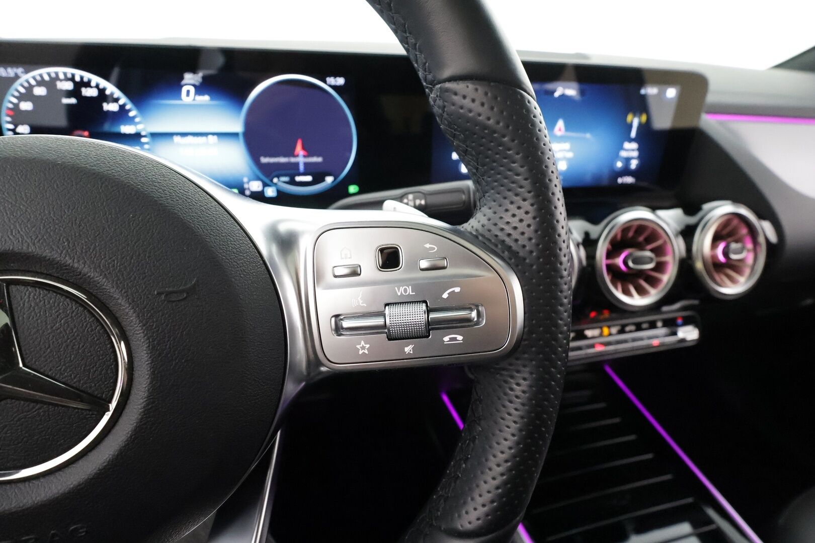 MERCEDES-BENZ EQA 2022 350 4Matic Electric Art  * Distronic Plus / HUD / Panorama / Koukku / Muistipenkki / LED High performance *