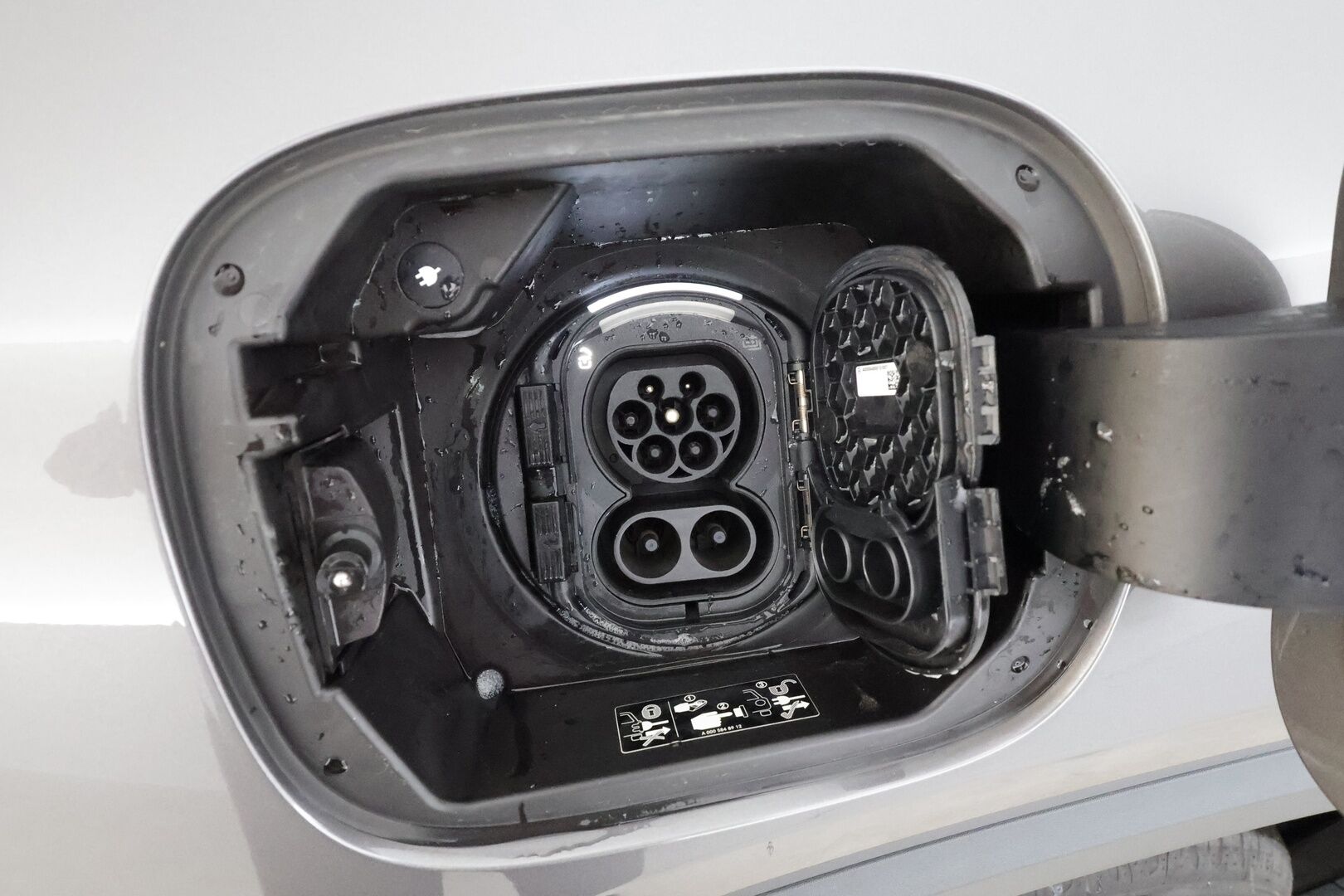 MERCEDES-BENZ EQA 2022 350 4Matic Electric Art  * Distronic Plus / HUD / Panorama / Koukku / Muistipenkki / LED High performance *