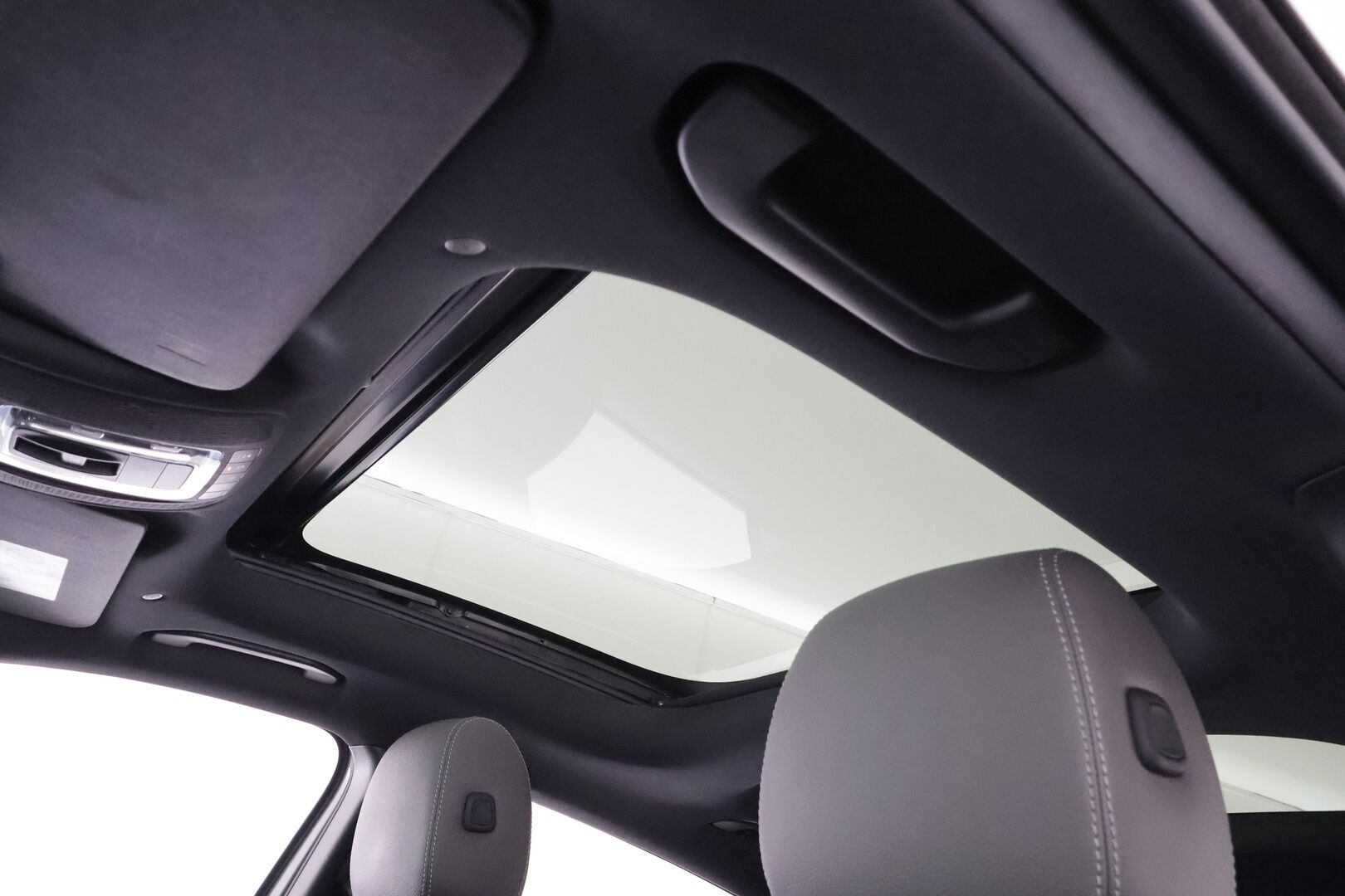 MERCEDES-BENZ EQA 2022 350 4Matic Electric Art  * Distronic Plus / HUD / Panorama / Koukku / Muistipenkki / LED High performance *