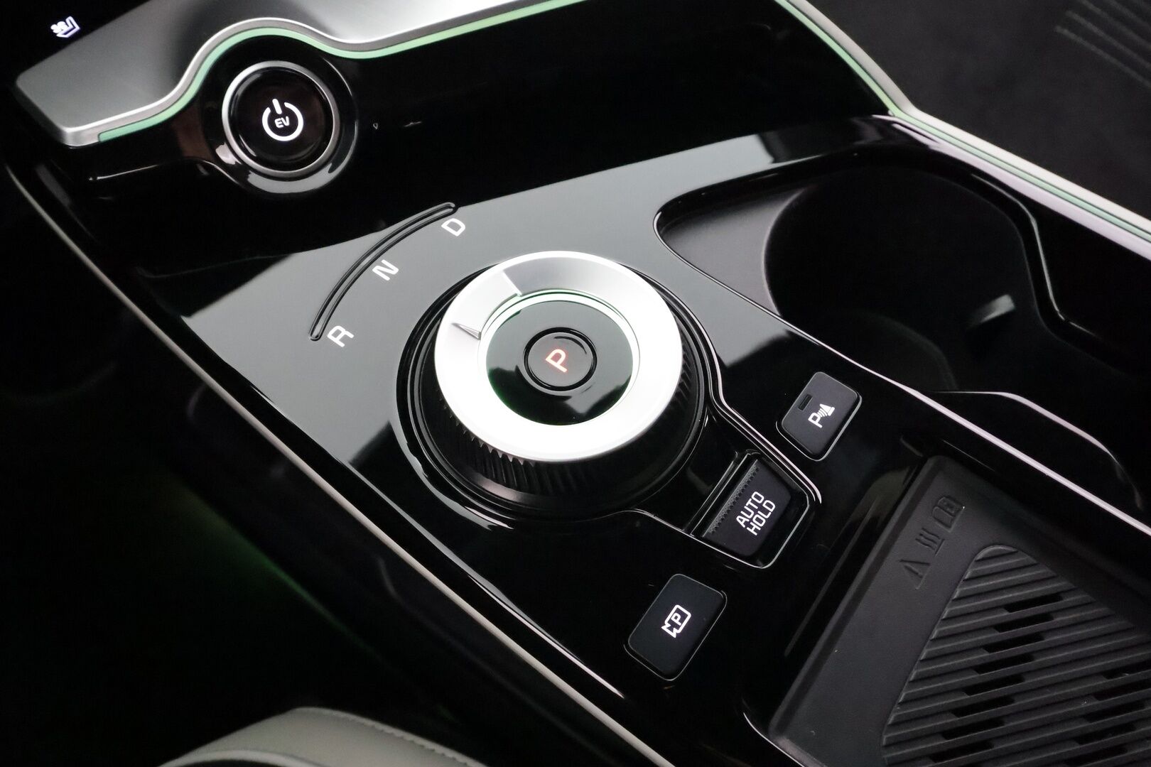 KIA EV6 2022 77.4 kWh GT-Line * ACC / HUD / 360° / ILP / Koukku / Adapt.LED / Ilmastoidut penkit / Navi / Keyless / Meridian * - Kahdet renkaat aluvanteilla / Merkkihuollettu