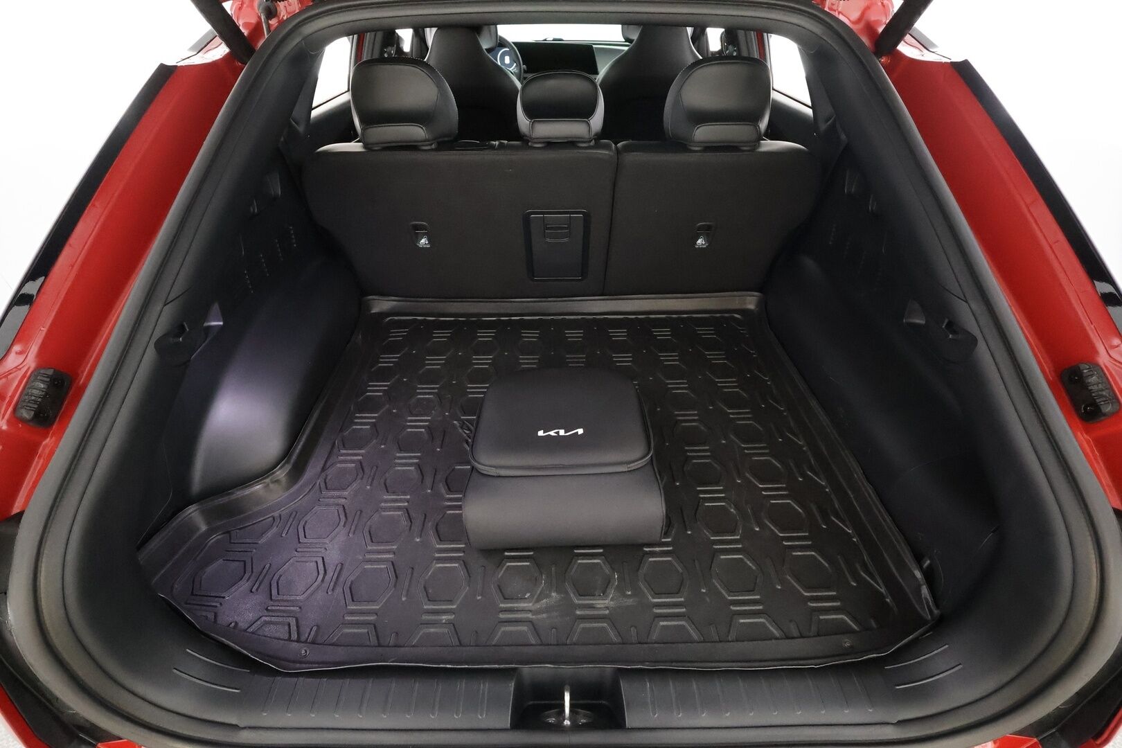 KIA EV6 2022 77.4 kWh GT-Line * ACC / HUD / 360° / ILP / Koukku / Adapt.LED / Ilmastoidut penkit / Navi / Keyless / Meridian * - Kahdet renkaat aluvanteilla / Merkkihuollettu