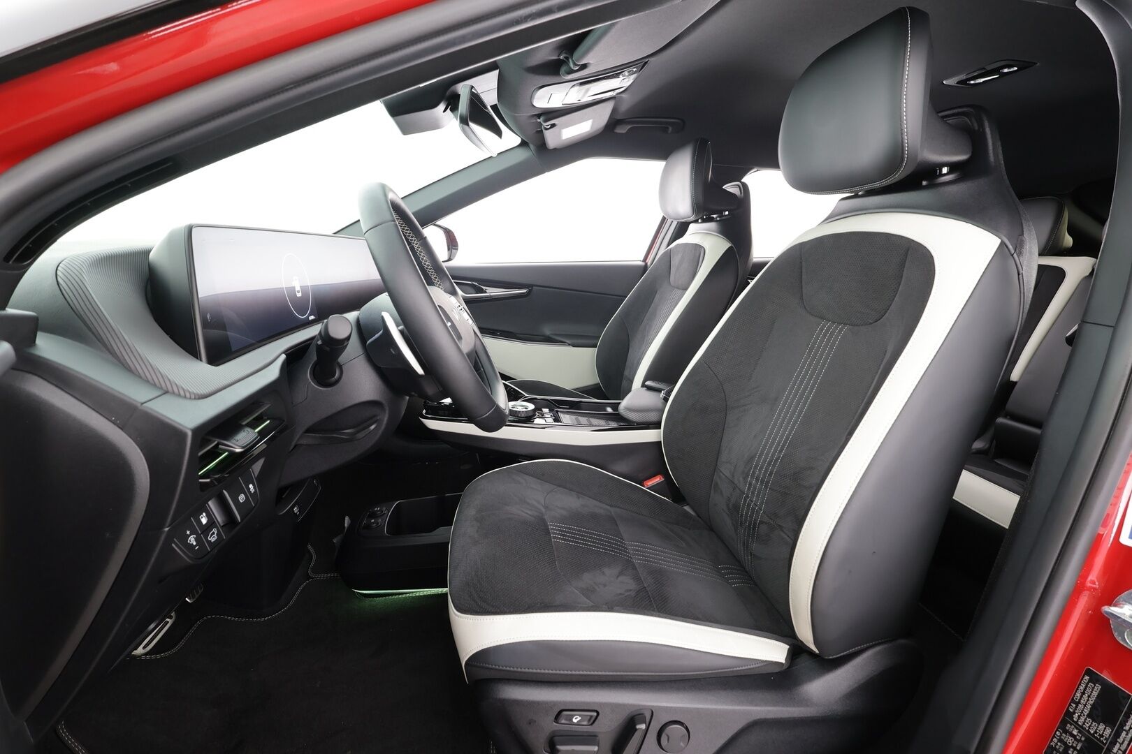 KIA EV6 2022 77.4 kWh GT-Line * ACC / HUD / 360° / ILP / Koukku / Adapt.LED / Ilmastoidut penkit / Navi / Keyless / Meridian * - Kahdet renkaat aluvanteilla / Merkkihuollettu