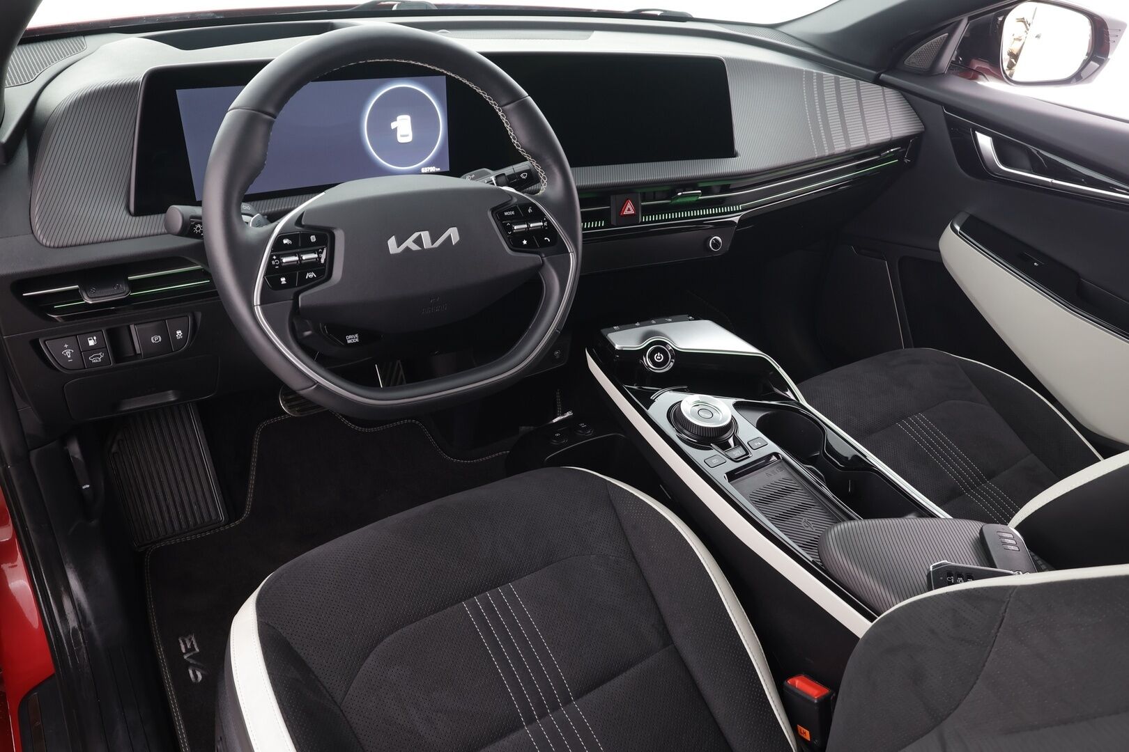 KIA EV6 2022 77.4 kWh GT-Line * ACC / HUD / 360° / ILP / Koukku / Adapt.LED / Ilmastoidut penkit / Navi / Keyless / Meridian * - Kahdet renkaat aluvanteilla / Merkkihuollettu