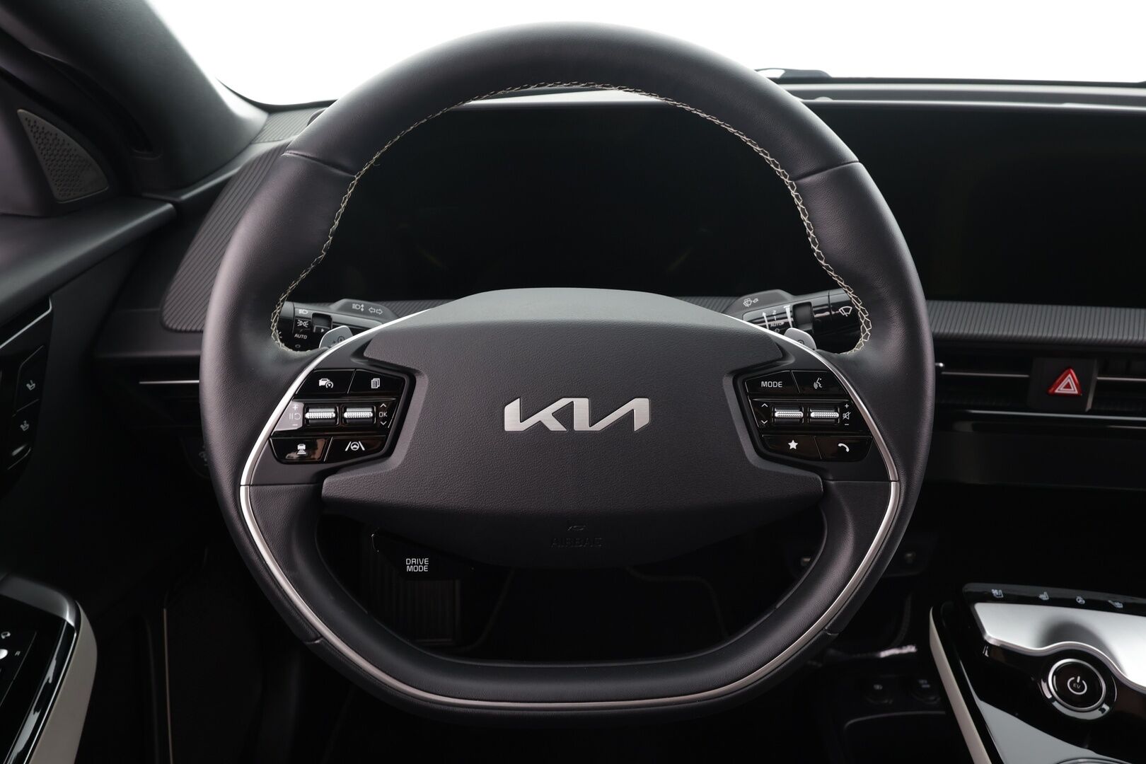 KIA EV6 2022 77.4 kWh GT-Line * ACC / HUD / 360° / ILP / Koukku / Adapt.LED / Ilmastoidut penkit / Navi / Keyless / Meridian * - Kahdet renkaat aluvanteilla / Merkkihuollettu