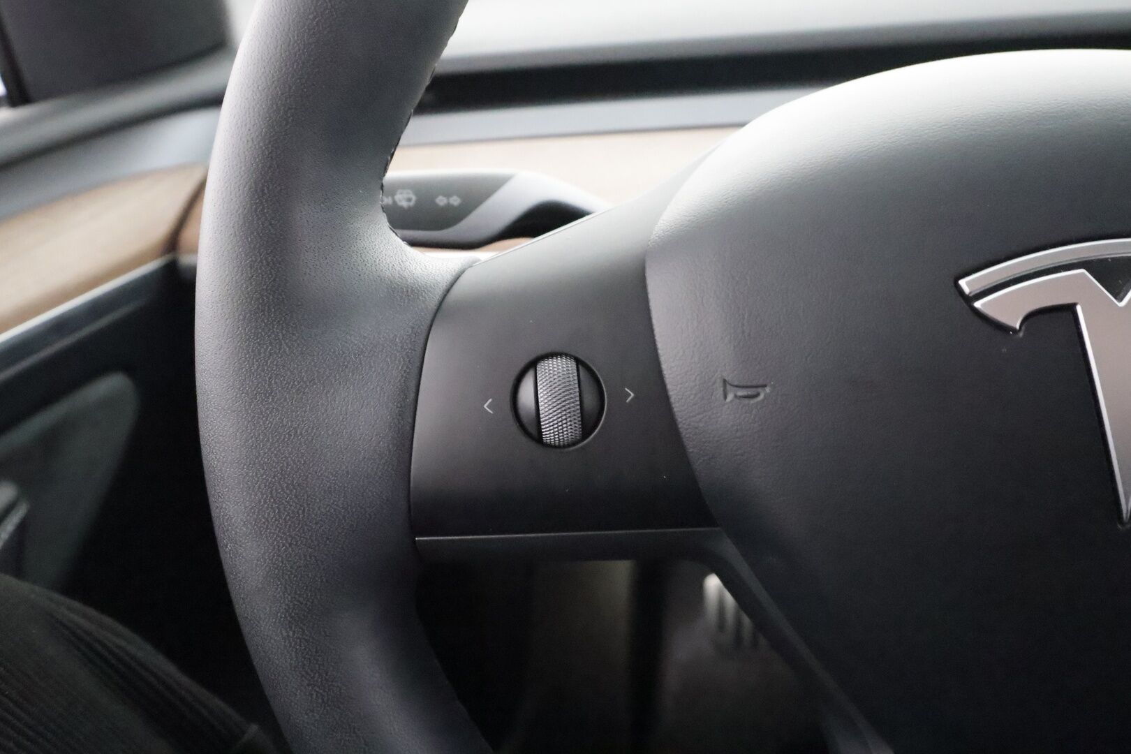 TESLA MODEL Y 2022 Performance * ILP / ACC / Lasikatto / Premium Audio / P.Kamera / Matrix-LED / Muistipenkki / Kaistavahti * - 2x Latauskaapelit / Kahdet renkaat aluvanteilla 