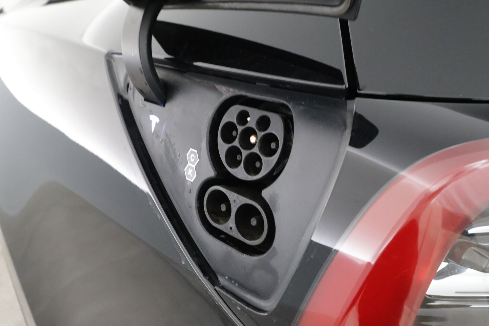 TESLA MODEL Y 2022 Performance * ILP / ACC / Lasikatto / Premium Audio / P.Kamera / Matrix-LED / Muistipenkki / Kaistavahti * - 2x Latauskaapelit / Kahdet renkaat aluvanteilla 