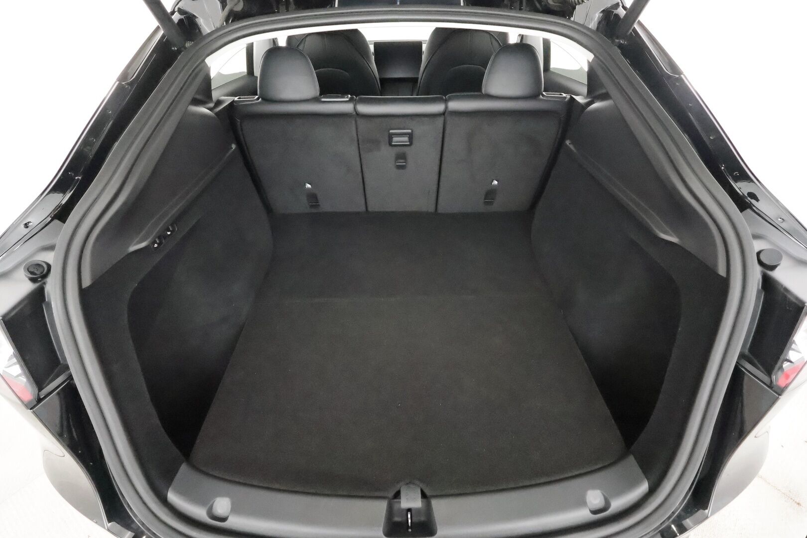 TESLA MODEL Y 2022 Performance * ILP / ACC / Lasikatto / Premium Audio / P.Kamera / Matrix-LED / Muistipenkki / Kaistavahti * - 2x Latauskaapelit / Kahdet renkaat aluvanteilla 