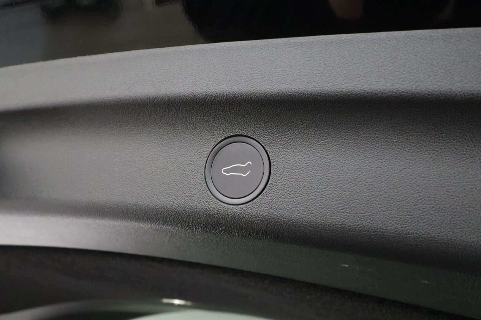 TESLA MODEL Y 2022 Performance * ILP / ACC / Lasikatto / Premium Audio / P.Kamera / Matrix-LED / Muistipenkki / Kaistavahti * - 2x Latauskaapelit / Kahdet renkaat aluvanteilla 