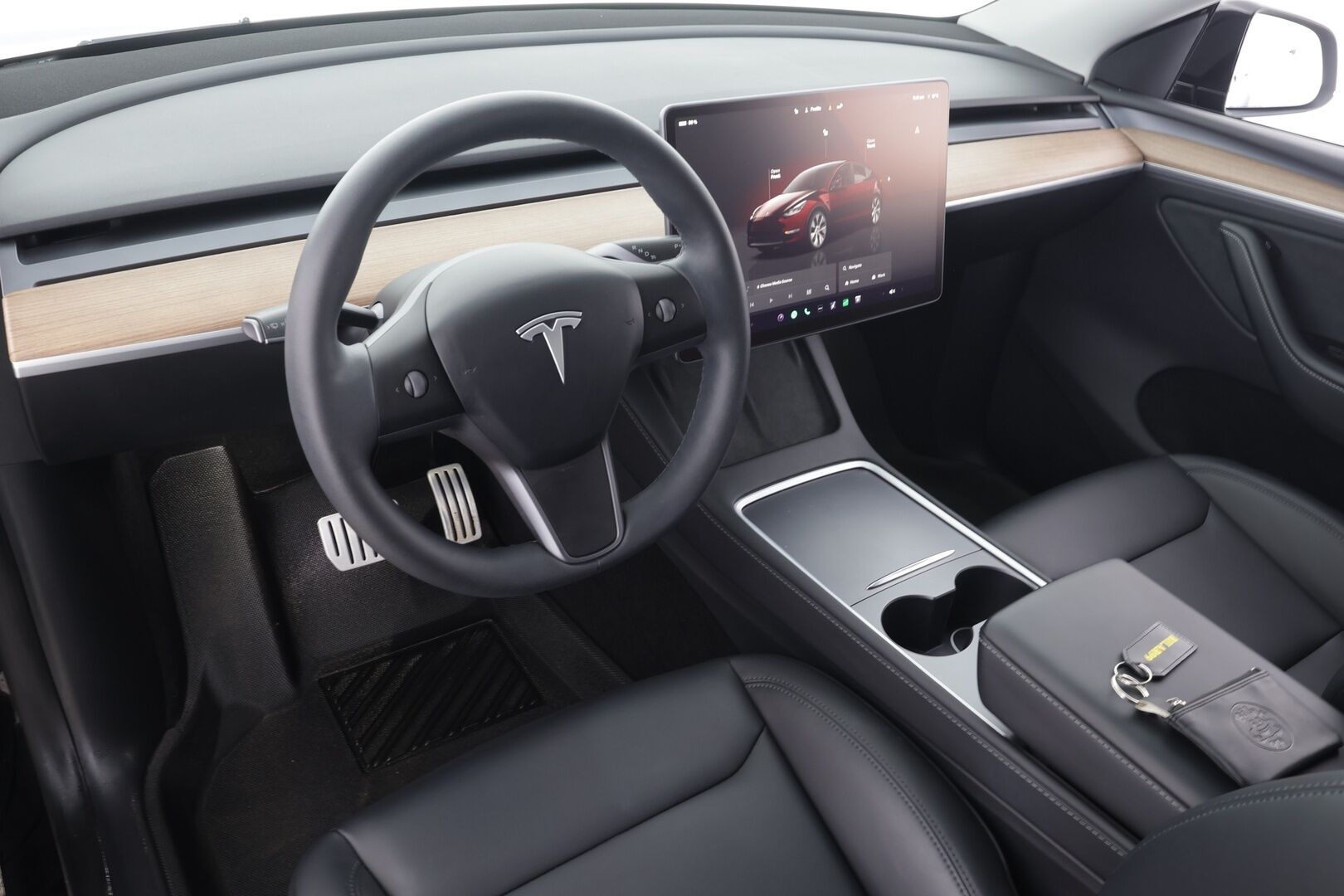 TESLA MODEL Y 2022 Performance * ILP / ACC / Lasikatto / Premium Audio / P.Kamera / Matrix-LED / Muistipenkki / Kaistavahti * - 2x Latauskaapelit / Kahdet renkaat aluvanteilla 