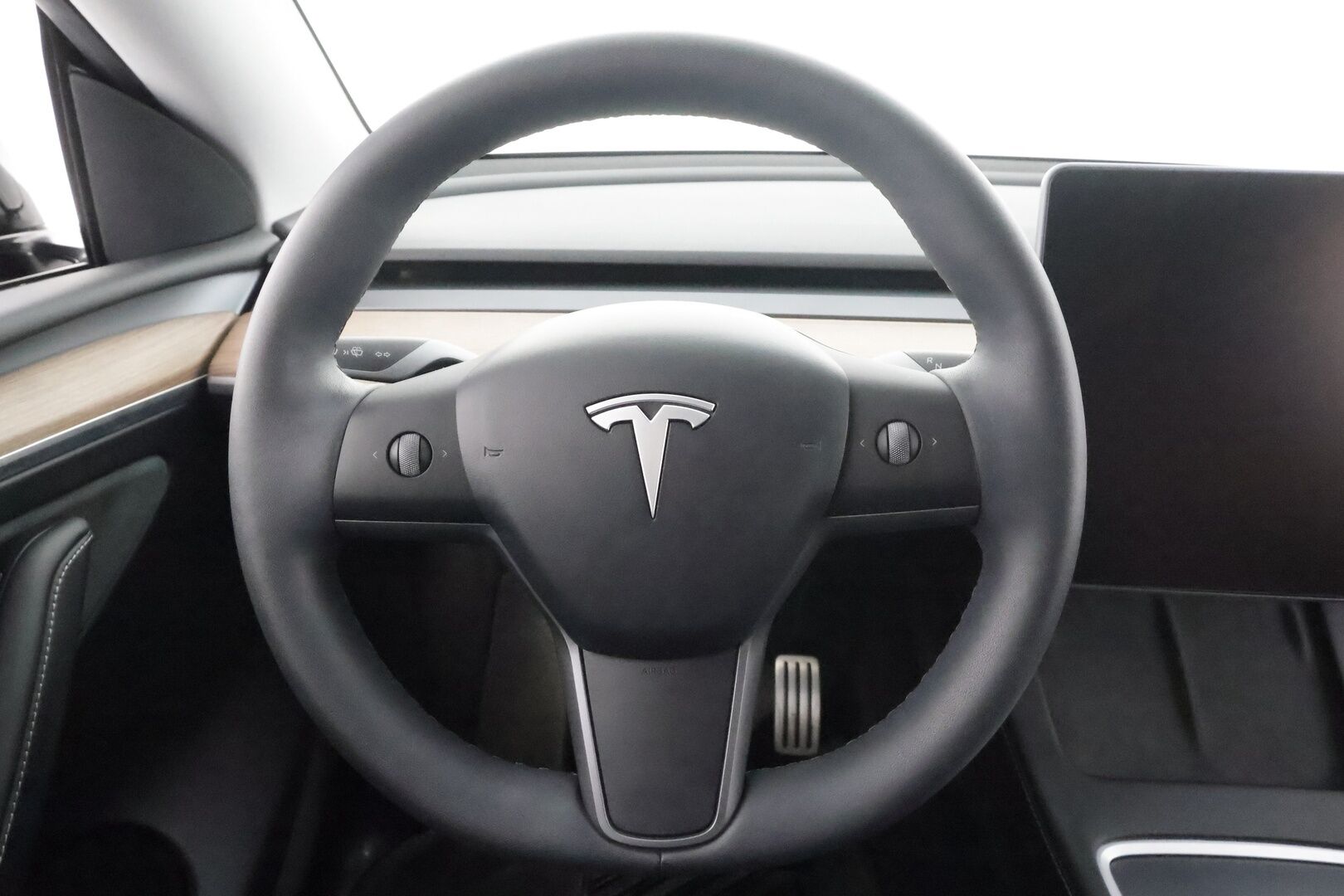 TESLA MODEL Y 2022 Performance * ILP / ACC / Lasikatto / Premium Audio / P.Kamera / Matrix-LED / Muistipenkki / Kaistavahti * - 2x Latauskaapelit / Kahdet renkaat aluvanteilla 