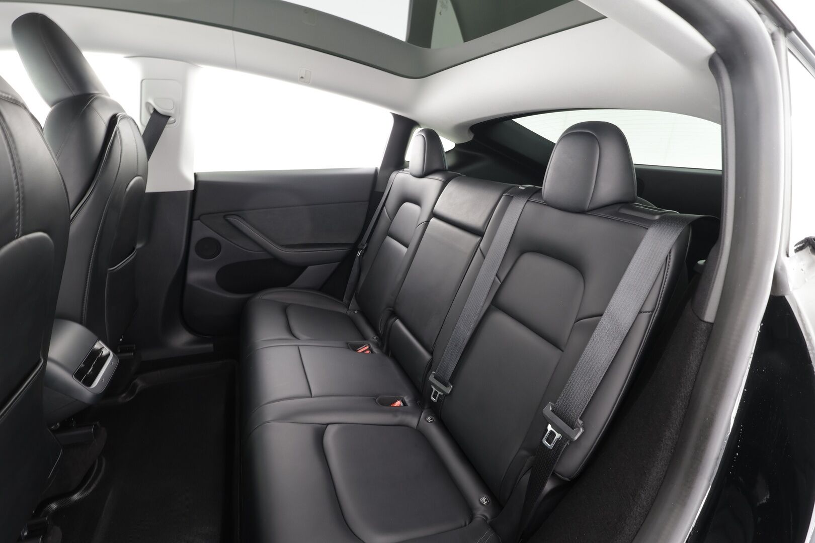 TESLA MODEL Y 2022 Performance * ILP / ACC / Lasikatto / Premium Audio / P.Kamera / Matrix-LED / Muistipenkki / Kaistavahti * - 2x Latauskaapelit / Kahdet renkaat aluvanteilla 