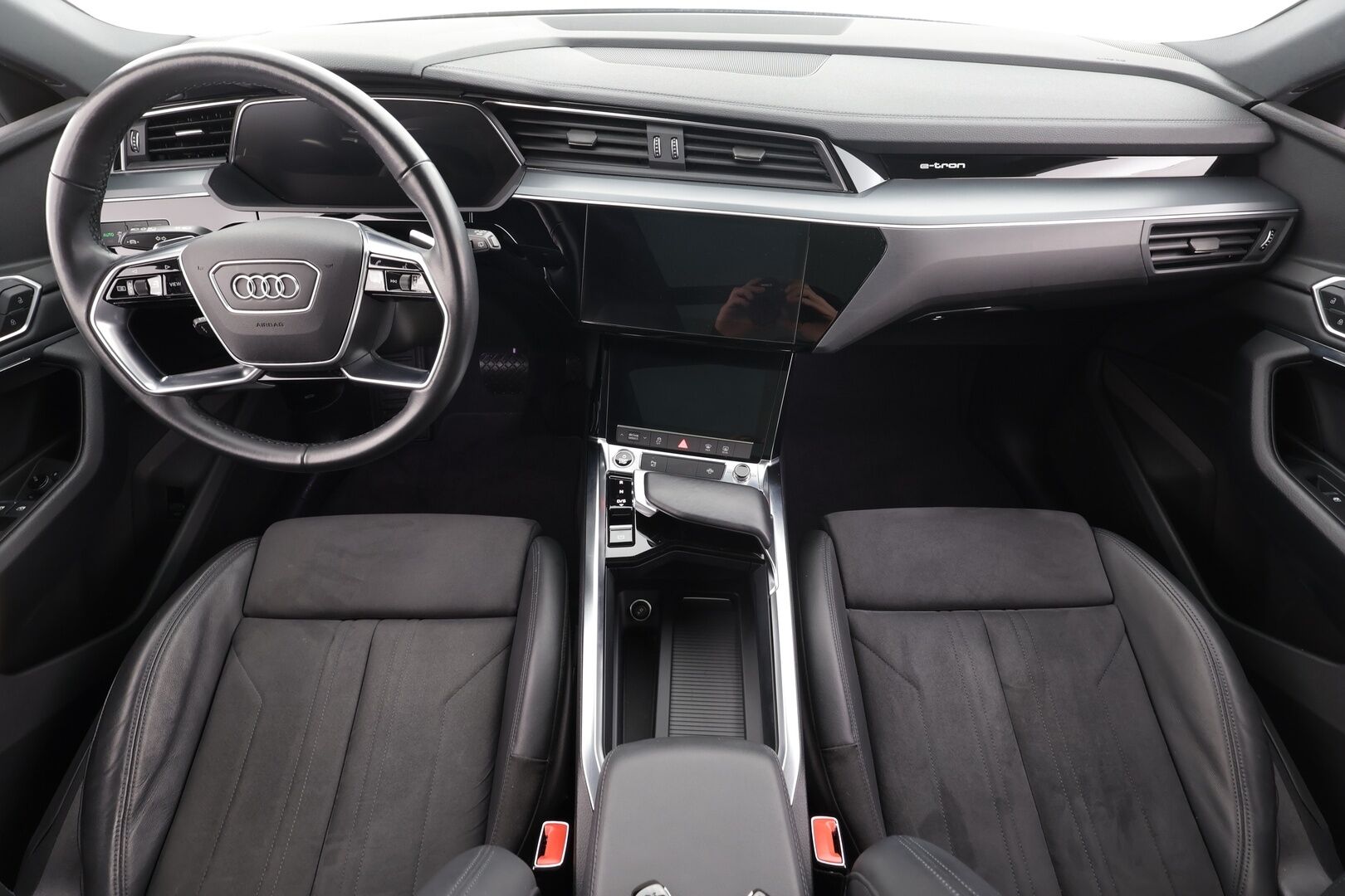 AUDI E-TRON 2022 55 Quattro 300kW * ACC / 360° / Matrix LED / Ilma-alusta / Koukku / Panorama / Navi / Keyless / Sporttipenkit * - Kahdet renkaat aluvanteilla / Merkkihuollettu