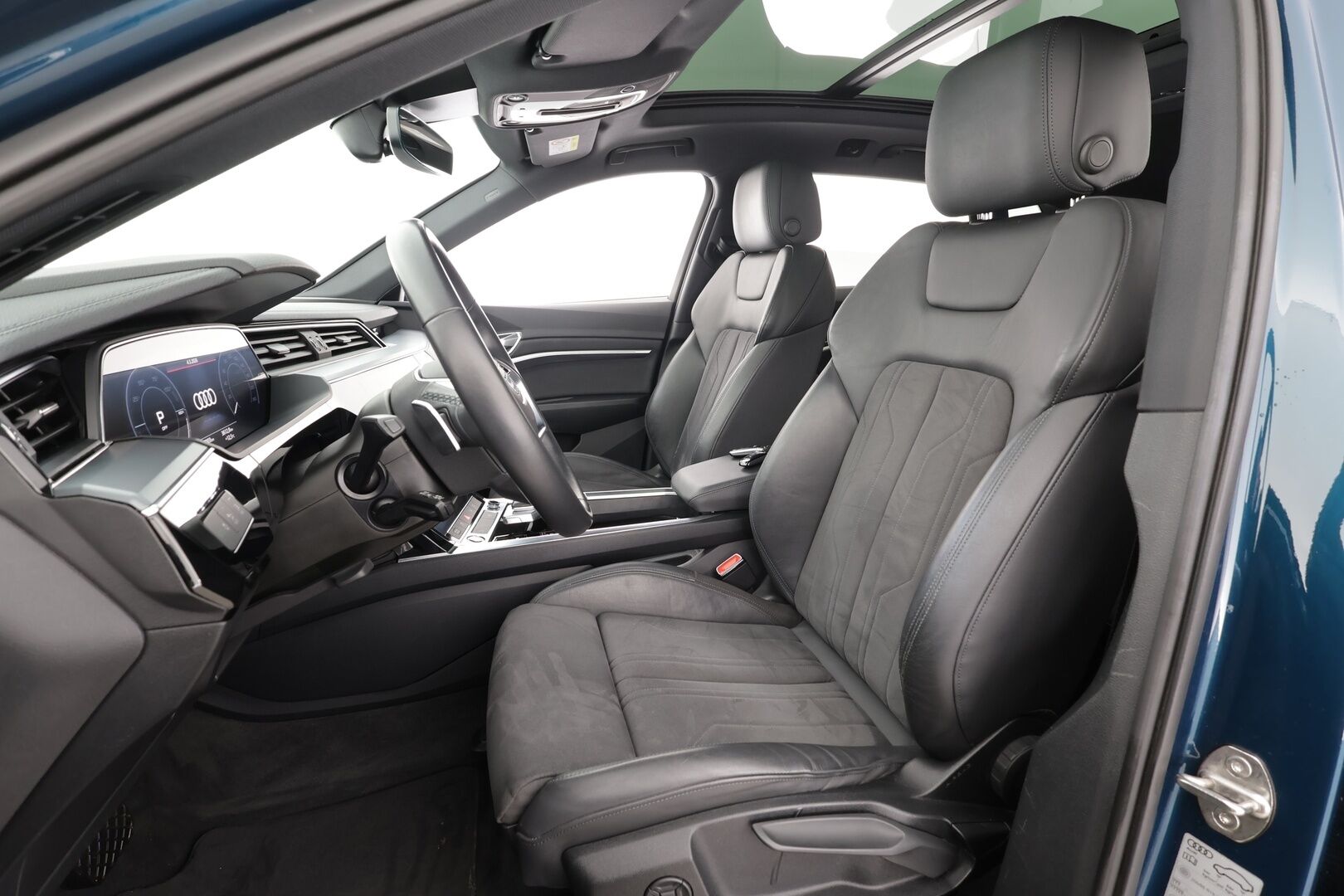 AUDI E-TRON 2022 55 Quattro 300kW * ACC / 360° / Matrix LED / Ilma-alusta / Koukku / Panorama / Navi / Keyless / Sporttipenkit * - Kahdet renkaat aluvanteilla / Merkkihuollettu