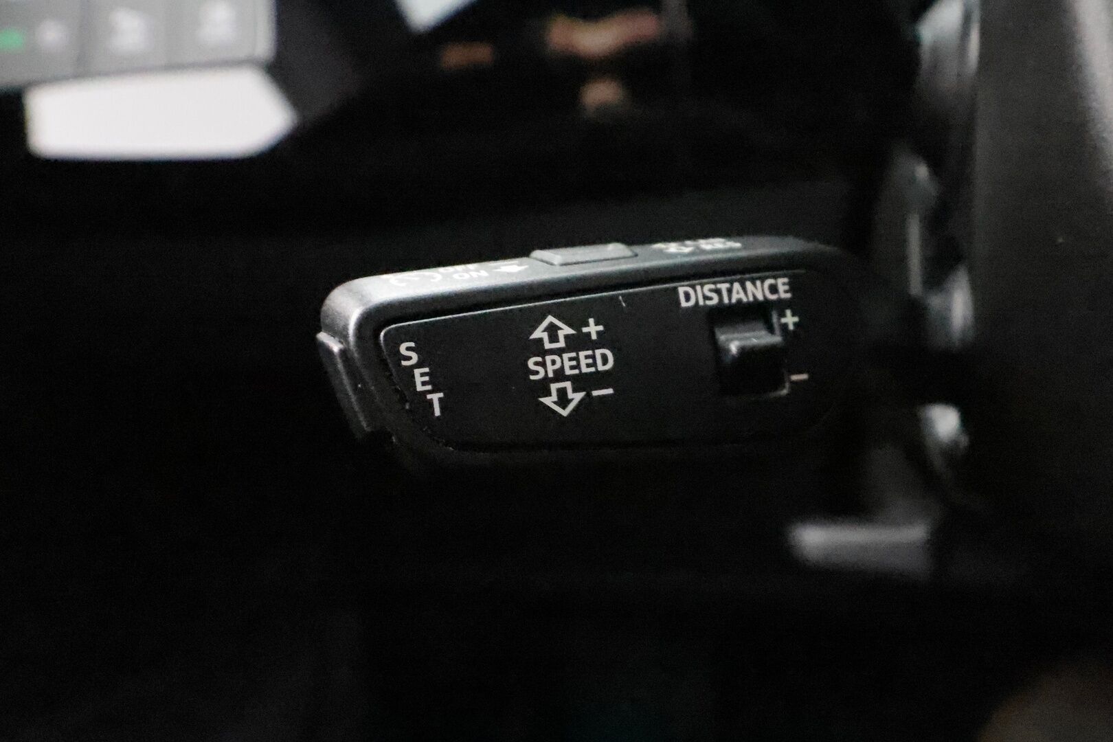 AUDI E-TRON 2022 55 Quattro 300kW * ACC / 360° / Matrix LED / Ilma-alusta / Koukku / Panorama / Navi / Keyless / Sporttipenkit * - Kahdet renkaat aluvanteilla / Merkkihuollettu